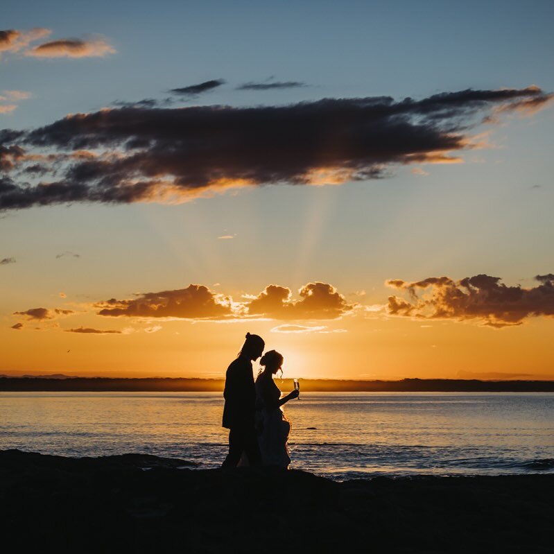 Lovebirds / legends Grace &amp; Matt, bringing the Friday afternoon vibes to send you on your way to the weekend&hellip; 🥂🌞💛

@gracenelldeavin @gracethecelebrant @til_pictures 
Planner @wedeventcreators 
Hair @absolutehairbytia 
Makeup @kaylakmake