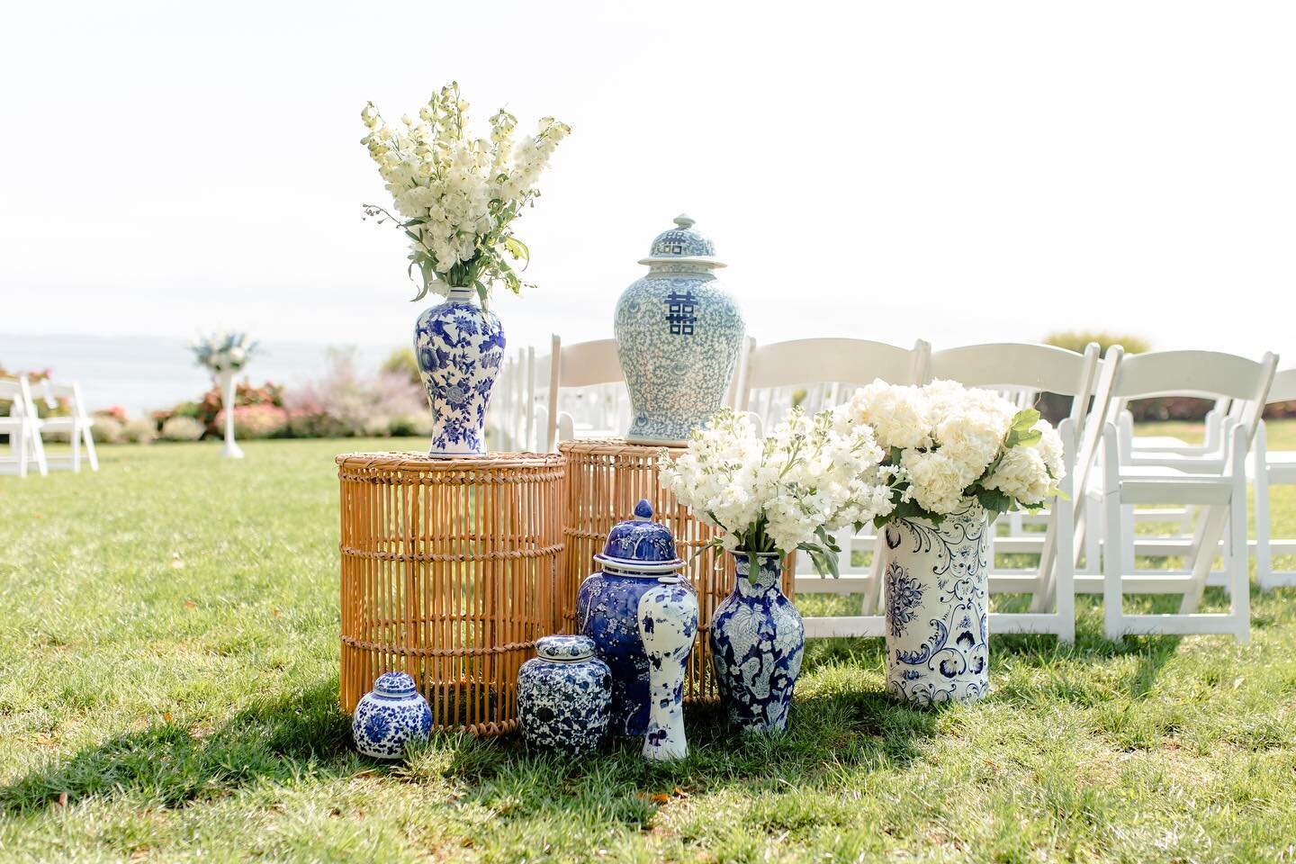 Thinking about this past summers wedding I love when couples incorporate different elements into their d&eacute;cor, much like the use of these vases within their ceremony.
 
Planner: @lesliescottoevents 
Photographer: @keeleyabigailphotography 
Flor