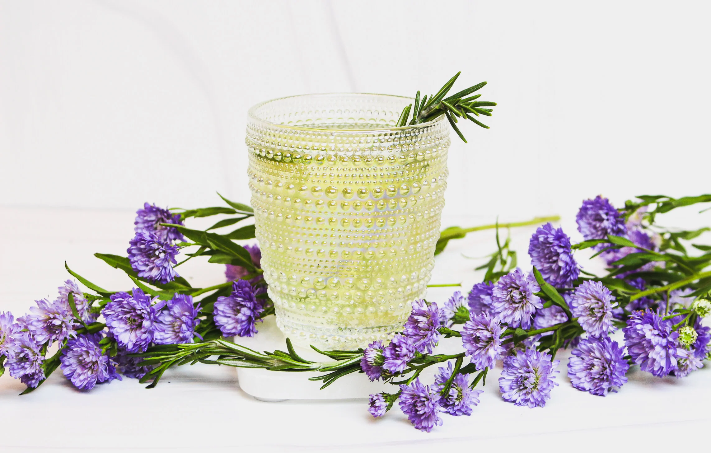 This Rosemary Refresh Cocktail Perfectly Pairs with Spring Cleaning