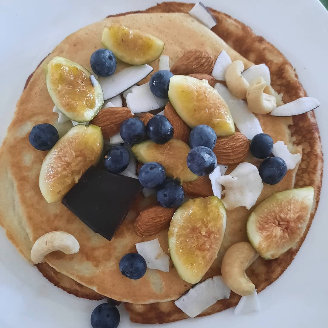 Hi again!! Not quite red white and blue, but topped these pancakes with figs from the backyard. Happy summer ☀️

#gulaygoodness #gulaygram #wholefoodplantbased #vegan #vegetarian #homecooking #summer #sundaybrunch