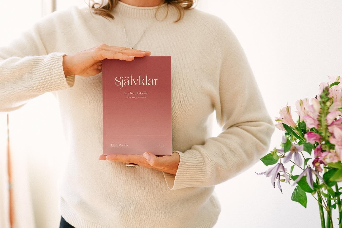 Sj&auml;lvklar &auml;r min mest sj&auml;lvklara bok hittills. Den till&aring;ter mig (och dig) att vara den jag &auml;r, pekar mot det enklaste i v&auml;rlden (som kan k&auml;nnas s&aring; sv&aring;rt) samtidigt som den ger f&ouml;rslag och input f&o