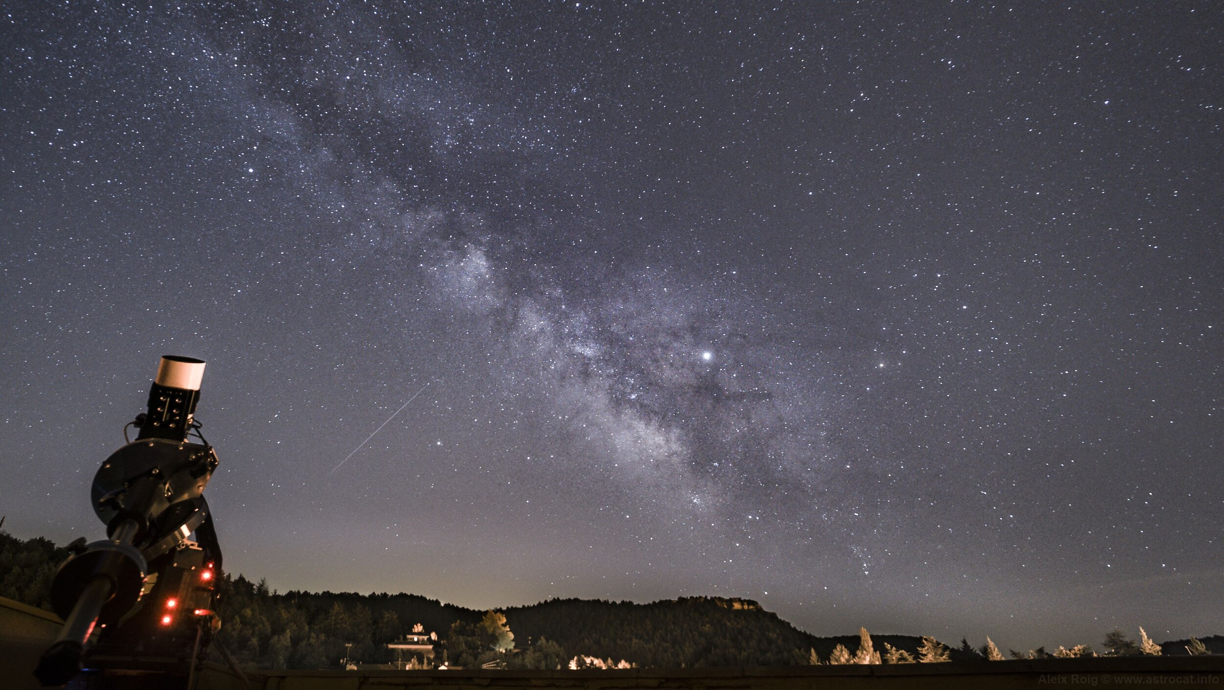 Eta Aquarid and Milky Way, Aleix Roig 2019 r.jpg