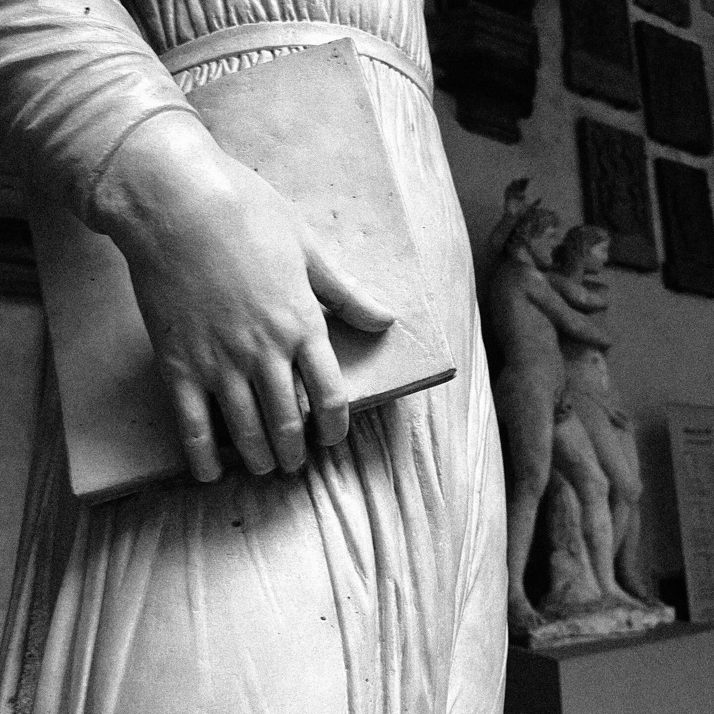 ⚜️🇮🇹
.
.
.

#marble #sculpture #white #hand #light #shadow #bnw_life #contrast #picoftheday #monoart #artwork #monochromatic #monochrome #bnw_society #bnw #bwbeauty #bnw_captures #book #culture #art #love #italy #florence #firenze #bargello