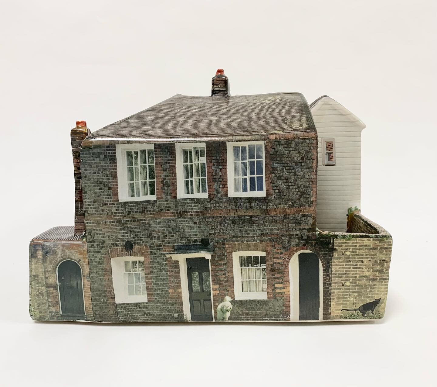 MOTHER&rsquo;S DAY is nearly here!
What do you get the mum who has everything? How about a ceramic replica of the family home, with all the members of the family -and pets- featuring in the piece.
With a 20%  deposit of &pound;80 you can secure a spo