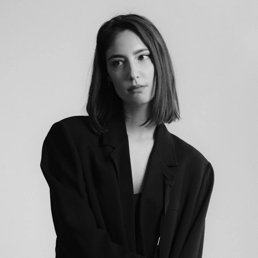 We are addicted to ''Falling For You'' by Amelie Lens