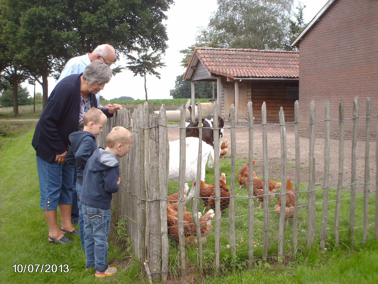 boerderijcamping-de-mebel-opa-oma-kinderen.JPG
