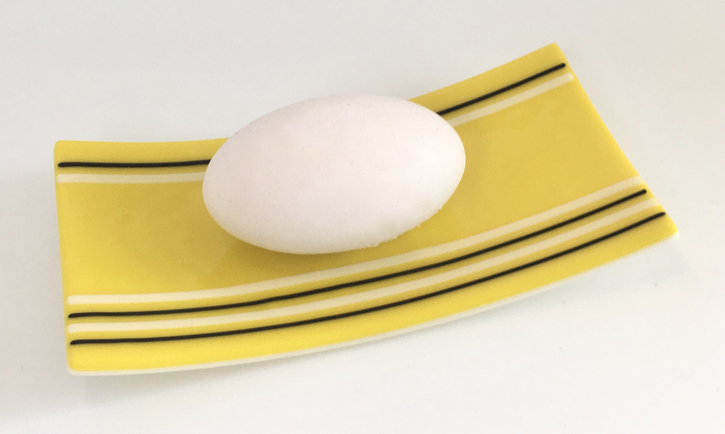 These little sticks are called stringers and they are also made of glass. I thought to use them as a nice contrast with the yellow, used here as a soap dish. 