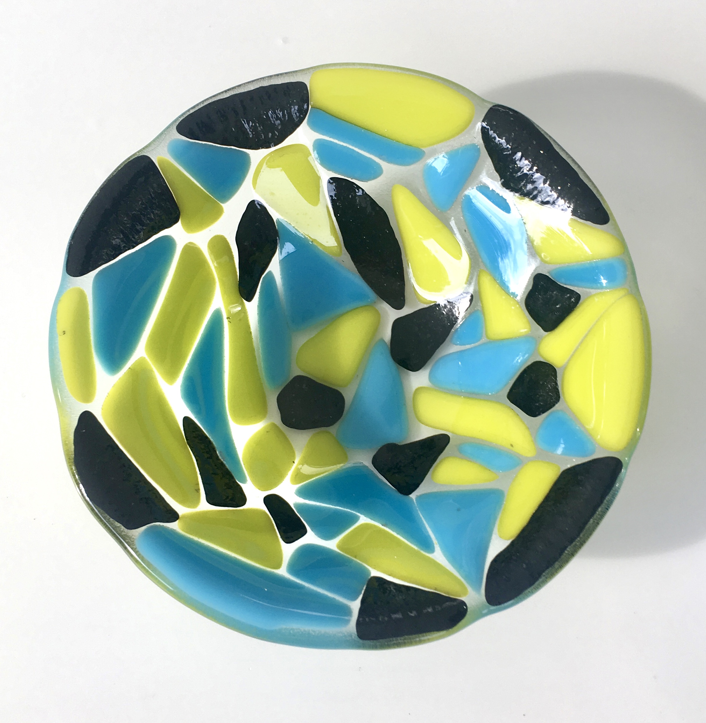 Little shards of lemongrass, sparkly black and mariner blue are quite striking on this small bowl.