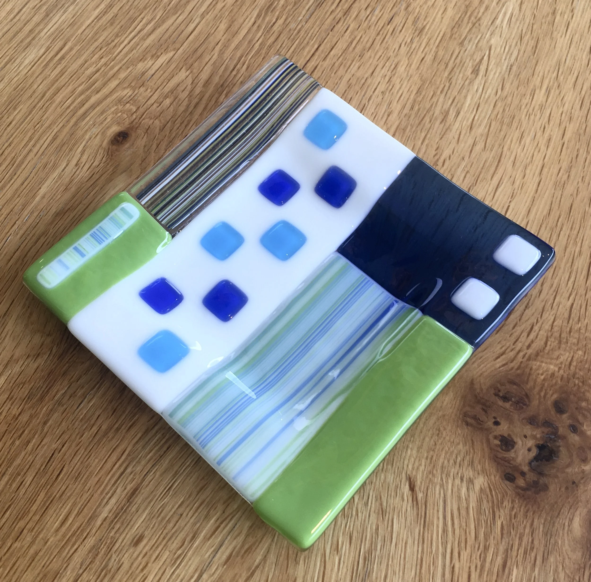 Graphics dish in green and blue