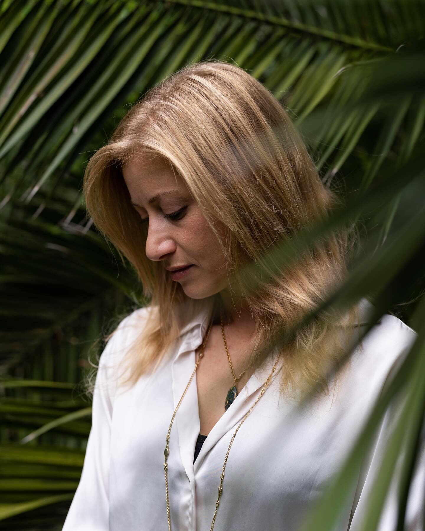 Getting my clients (&amp; myself!) in amongst tropical plants &amp; trees is commonplace! Be warned 💚🌱🌳 

#soulfulshoot #soulfulphotography #natureportrait #natureportraits #londonbrandphotographer #brandphotography #londonphotographer