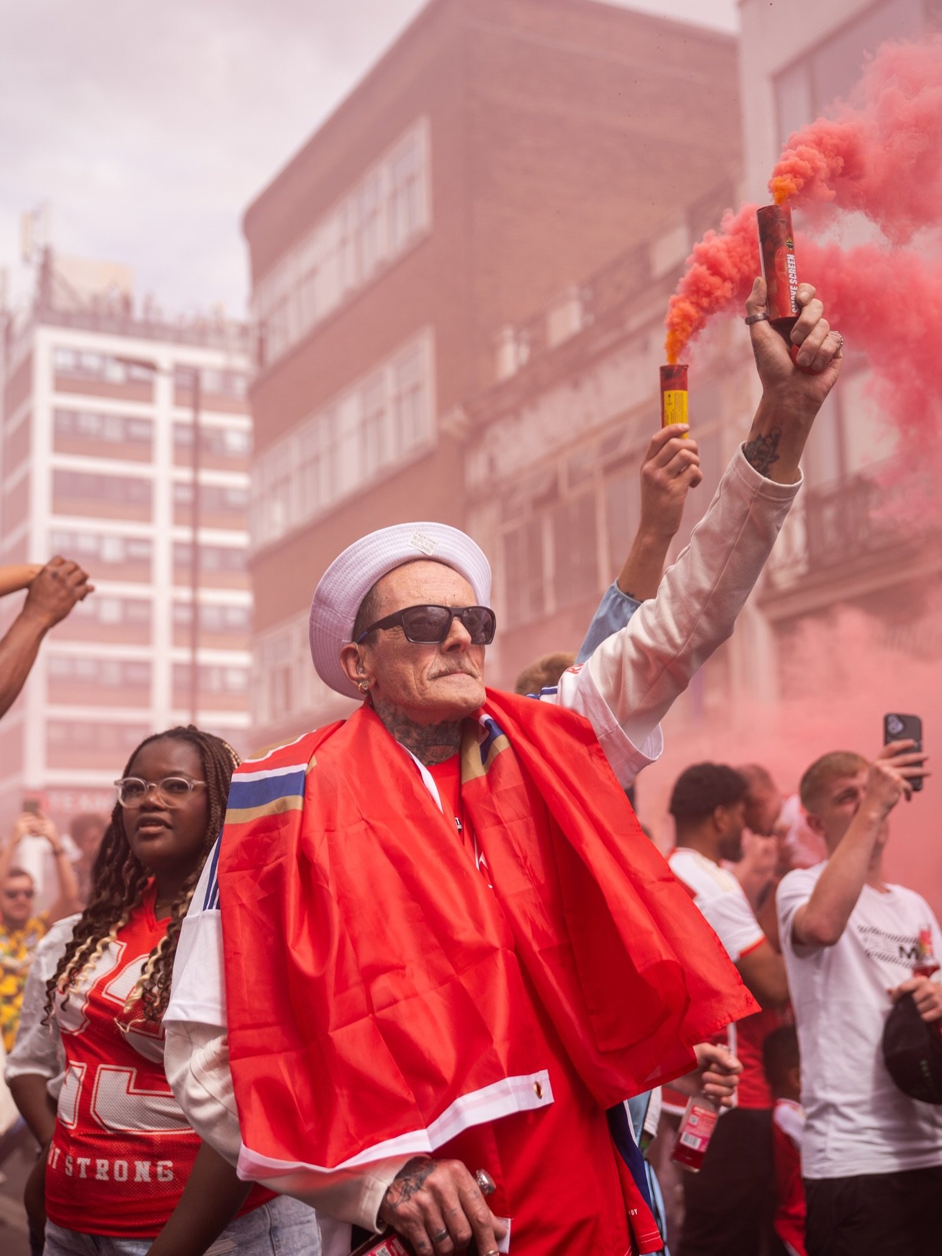 For grandad ❤️

Nipped down to Finsbury Park on my bike to catch the Arsenal parade.

Met some lovely people, including fans who&rsquo;d travelled over from Ireland &amp; Jersey.

But&hellip; we never actually got to see the buses because flares fill