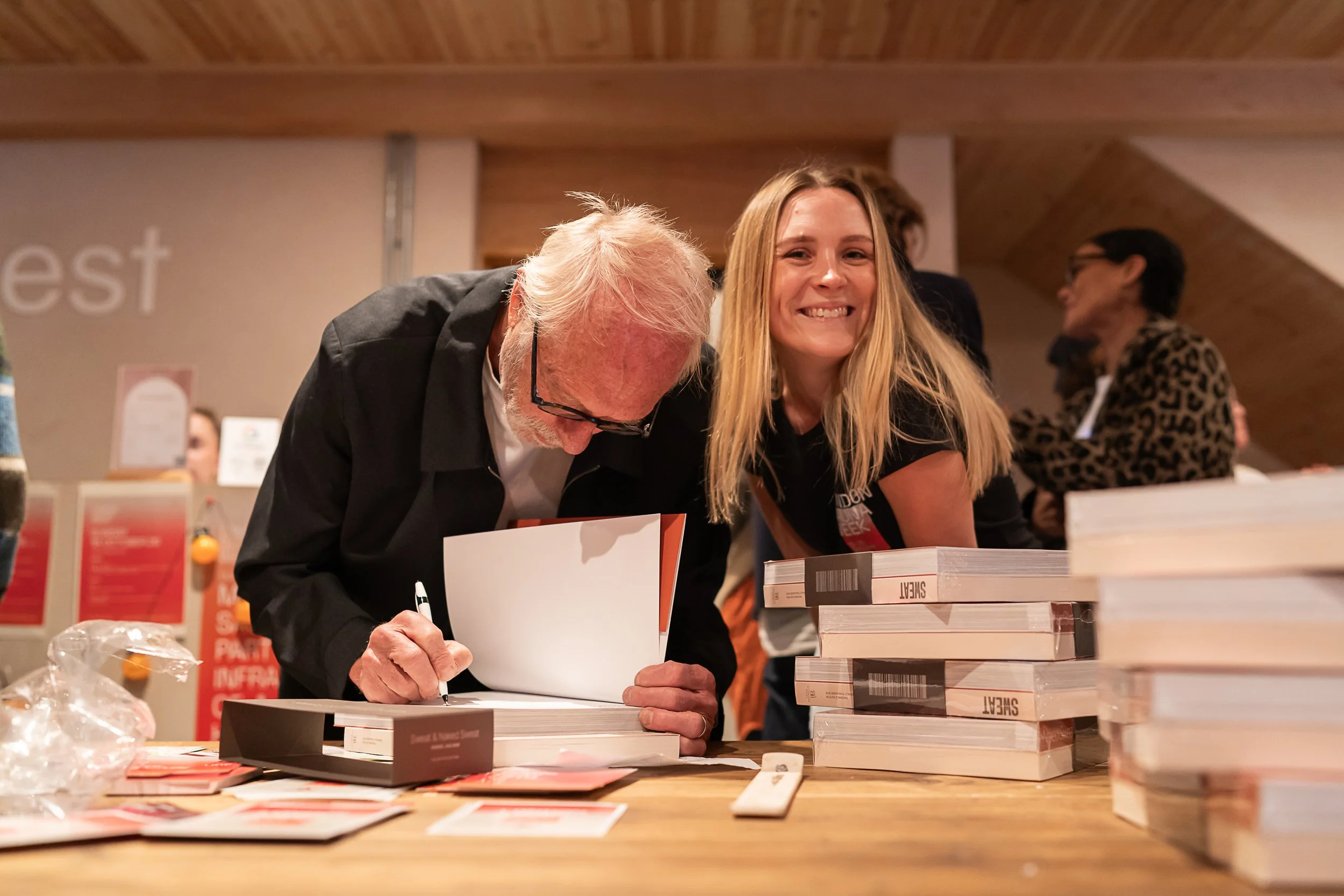 Mikkel Aaland signing books and meeting guests at WellNest