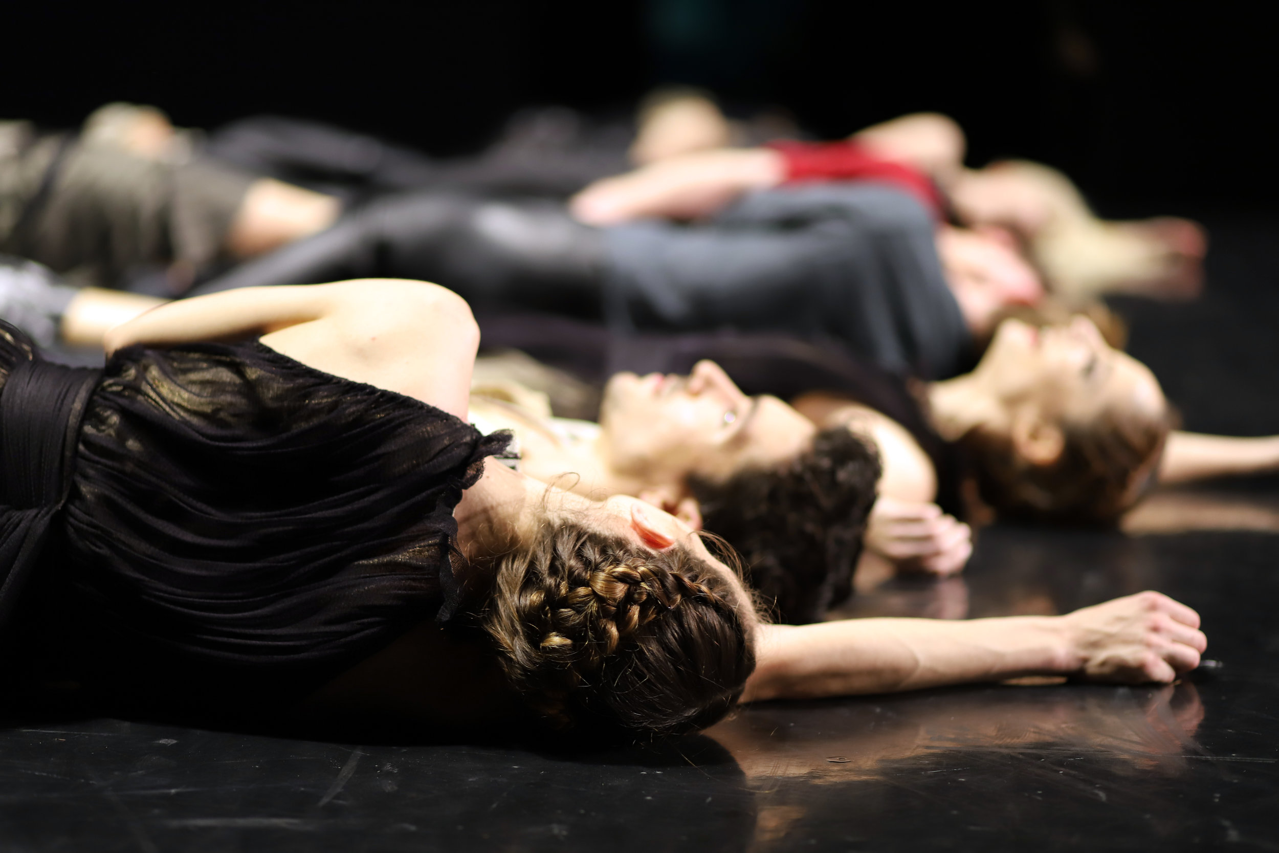 A MAN WITH A KNIFE SNG Opera in balet Ljubljana, 2018 The choreography is based on the works by Slovenian painter Rihard Jakopic, capturing the moments that witness a remarkable sense of movement and drama. When it comes to interpretation of a certain work of art, it by all means depends on the observer’s personal view, complementing its entirety with his or her experience. Conductor Marko Hribernik Scenographer Meta Grgurevic Costume designer Uros Belantic Orchestra SNG Opera in balet Ljubljana Choreographer Matjaz Faric Music Milko Lazar Dramaturge Stasa Prah