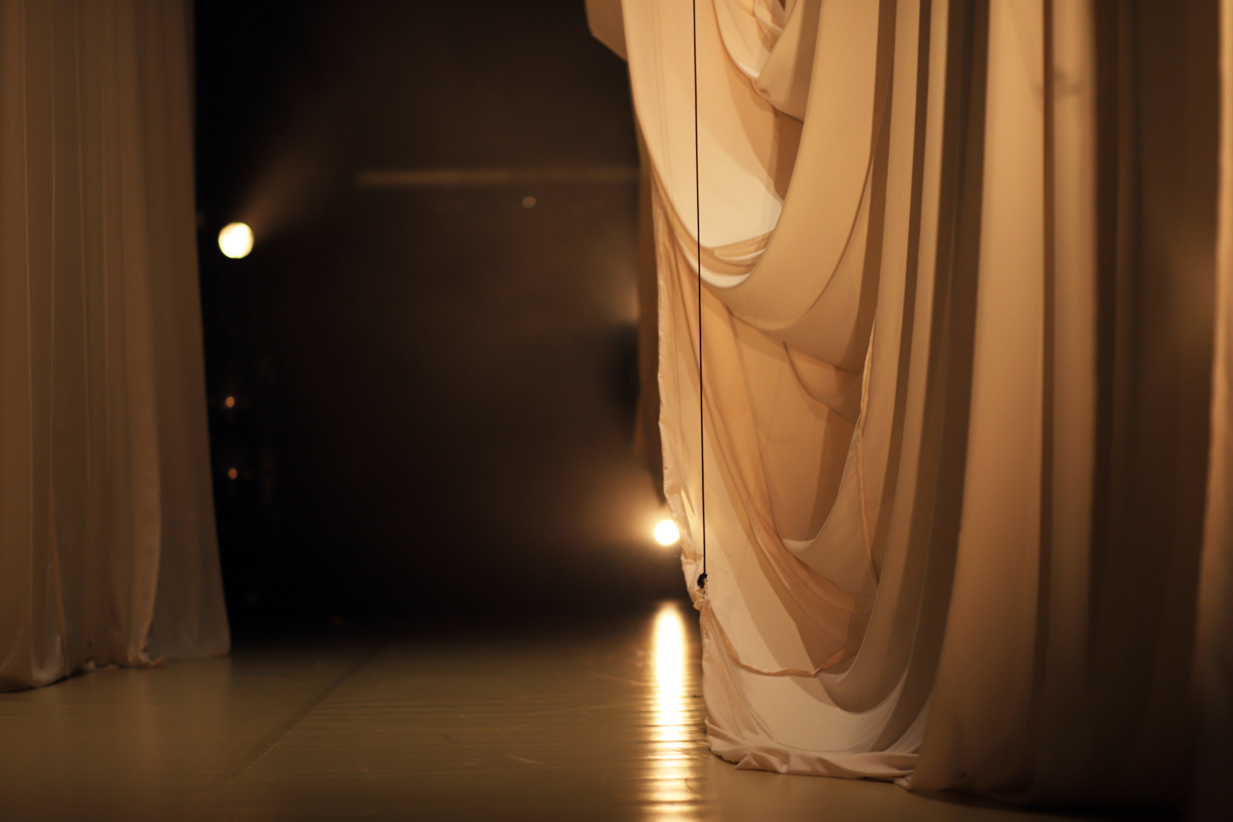COMPOSITION SNG Opera in balet Ljubljana, 2018 The performance draws from our conscious access to the spaces, which seem to elude us, which we are many times unable to imagine and which we are only able to realise in our dreams. In the conditions, in which the multitude of images seem to evade us and at the same time stand for the chaotic state of the world in which we live, all we wish for is a clear view to portray our imagination of the world with a fragmented story and thus offer a desired clarity of where and who we are. Choreographer Sanja Neskovic Persin Music Drago Ivanusa