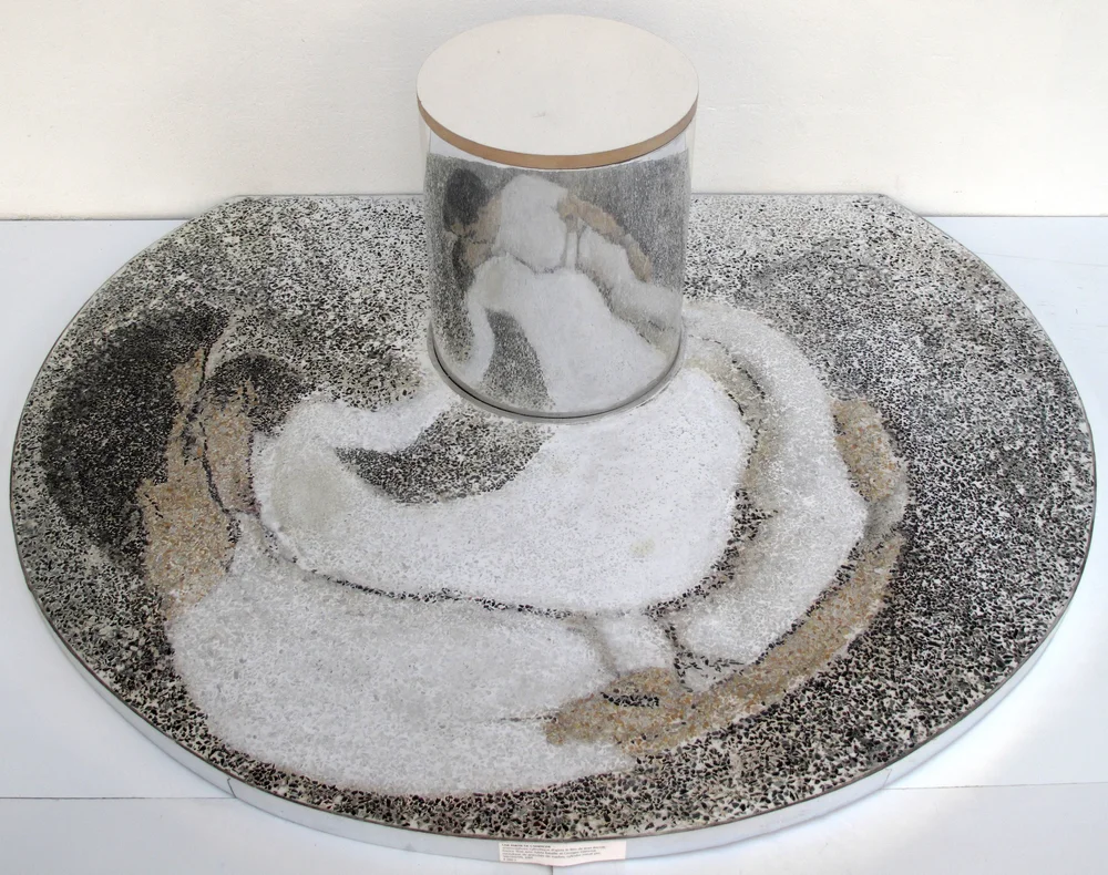 Une Partie de Campagne, 48x166x110 cm, mosaïque d’éclats de marbre se reflétant dans un cylindre miroir, 1998 — Claude Gazier
