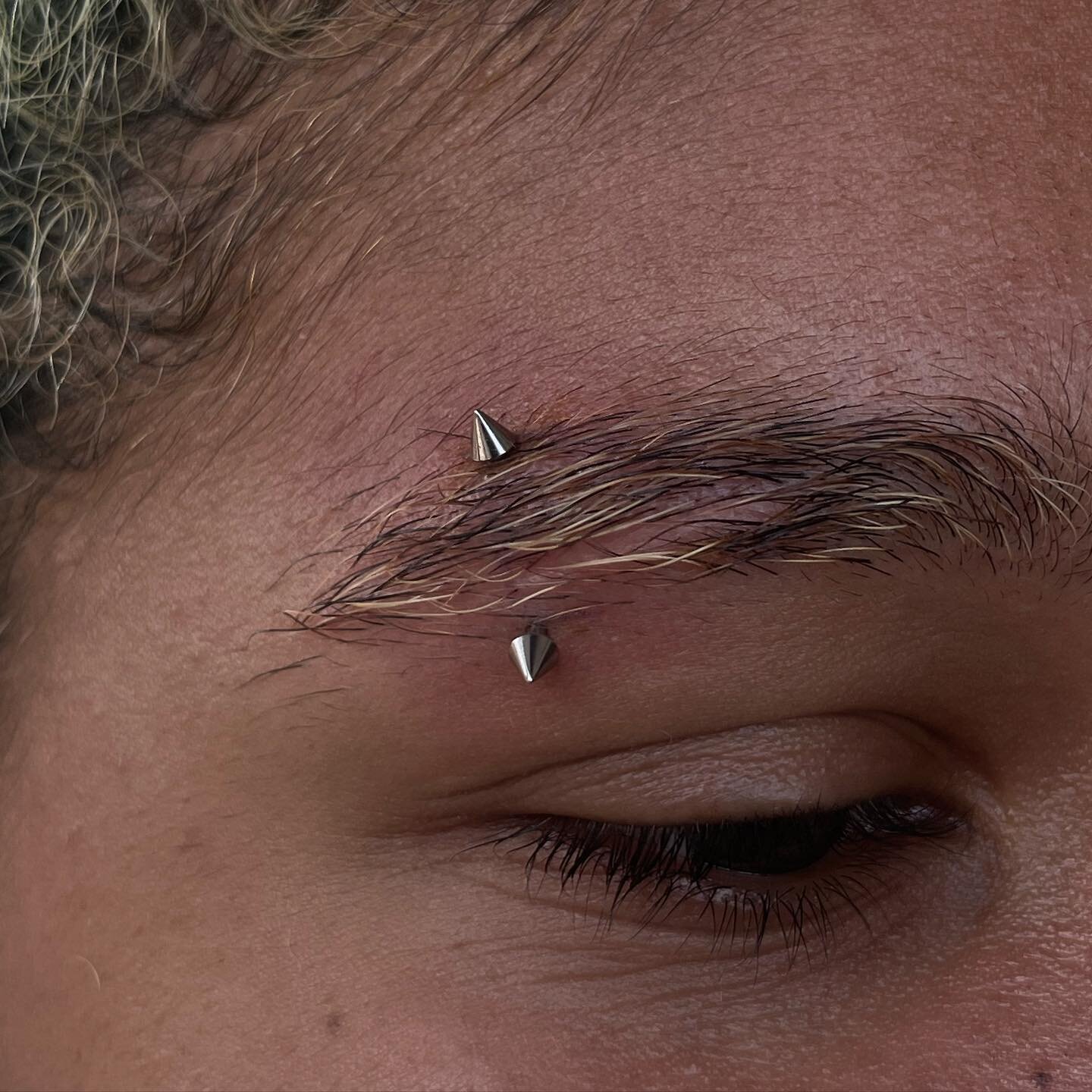 The black excellence and joy I&rsquo;ve experienced today makes me so grateful ✨here&rsquo;s an eyebrow I just did with lil spikey bois! I have availability this weekend let&rsquo;s do somethin cool 🥹