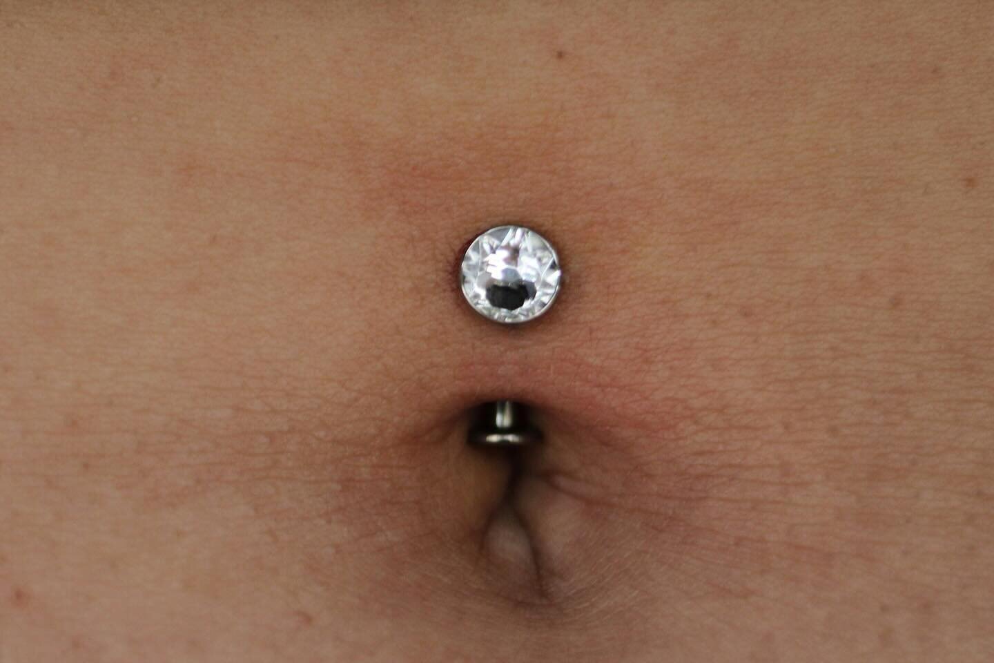 It&rsquo;s navel season besties 👯 here&rsquo;s a 12g floating navel I had the privilege to pierce at @oldtraditionsbodyart