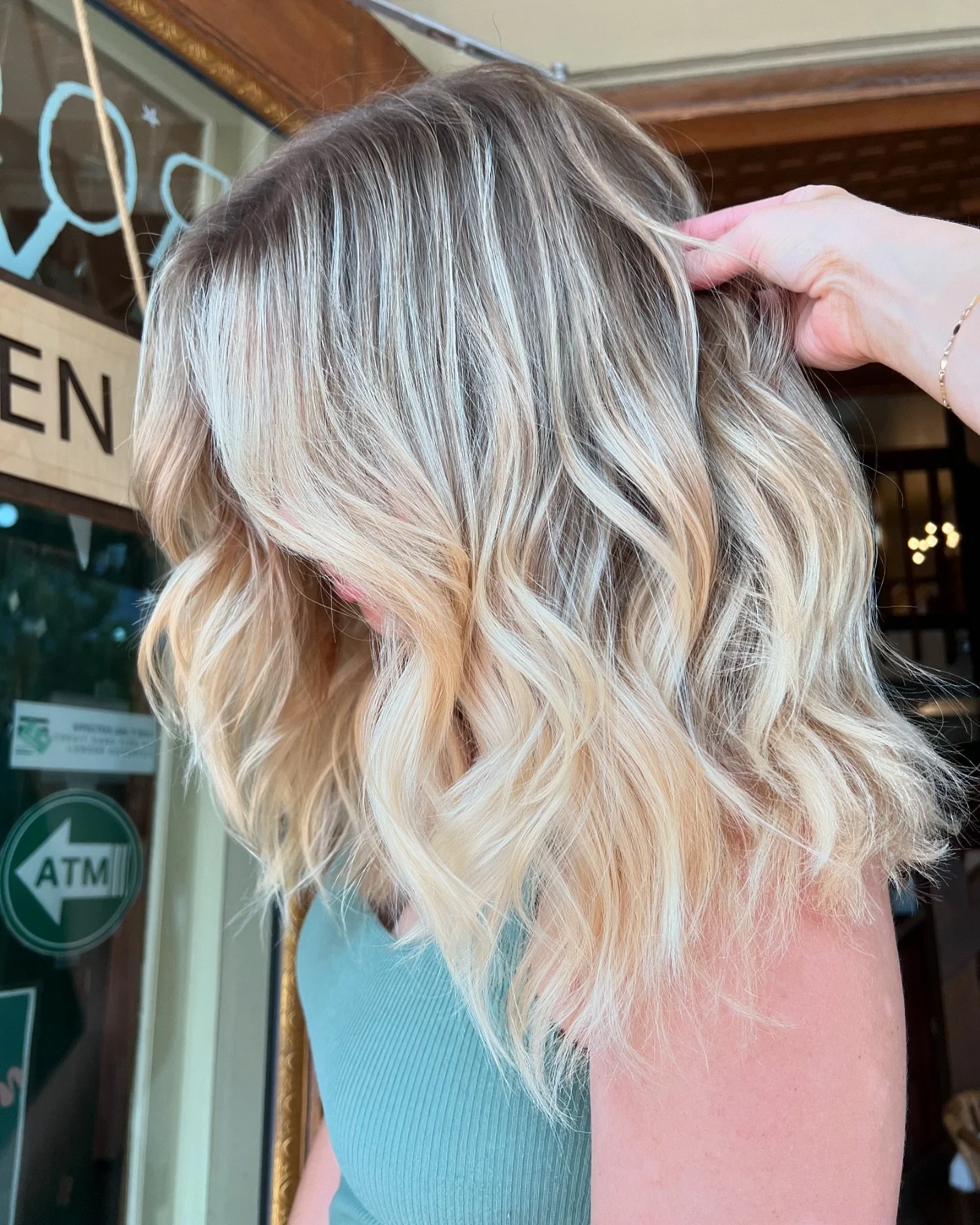 ✨ Effortless blonde ✨
Hair by @_kbxbeauty_ 
&bull;
&bull;
&bull;
𝚁𝚘𝚘𝚝𝚜 𝙱𝚎𝚊𝚞𝚝𝚢 𝚂𝚝𝚞𝚍𝚒𝚘
𝟷𝟷𝟻 𝙻𝚒𝚗𝚍𝚎𝚗 𝚂𝚝𝚛𝚎𝚎𝚝, 𝙵𝚘𝚛𝚝 𝙲𝚘𝚕𝚕𝚒𝚗𝚜
𝟡𝟟𝟘.𝟜𝟠𝟜.𝟚𝟙𝟙𝟡
𝙲𝚊𝚕𝚕 𝚘𝚛 𝚐𝚘 𝚘𝚗𝚕𝚒𝚗𝚎 𝚝𝚘 𝚋𝚘𝚘𝚔 𝚊𝚗 𝚊𝚙𝚙𝚘𝚒𝚗𝚝𝚖