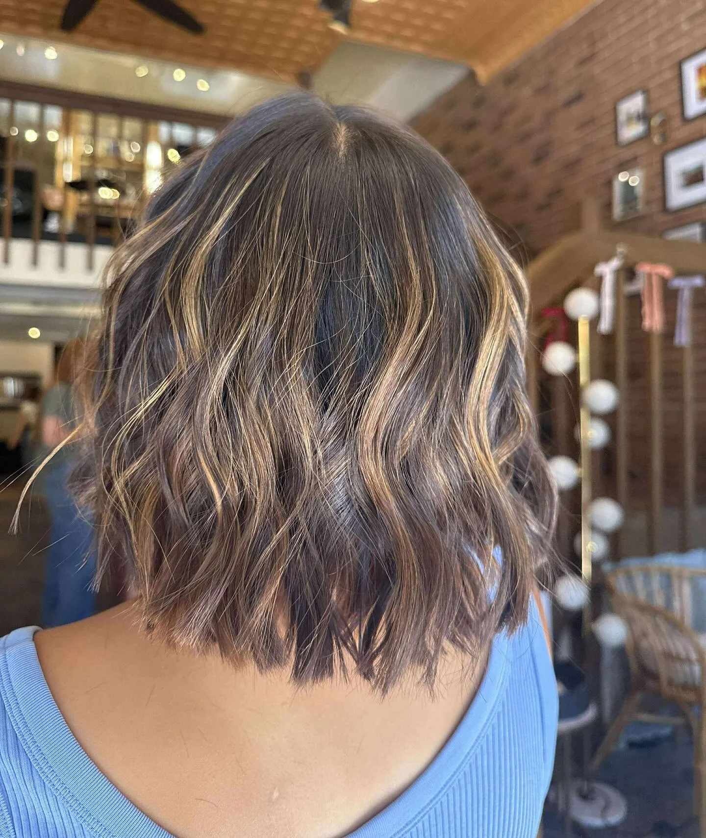 🎗️Golden ribbons meet effortless texture!🎗️

This softly layered bob brings sunlit dimension and movement to every wave. Perfect for fall transitions and year-round glow. 🍁

#rootsbeautystudio #fortcollinshairsalon #texturedbob