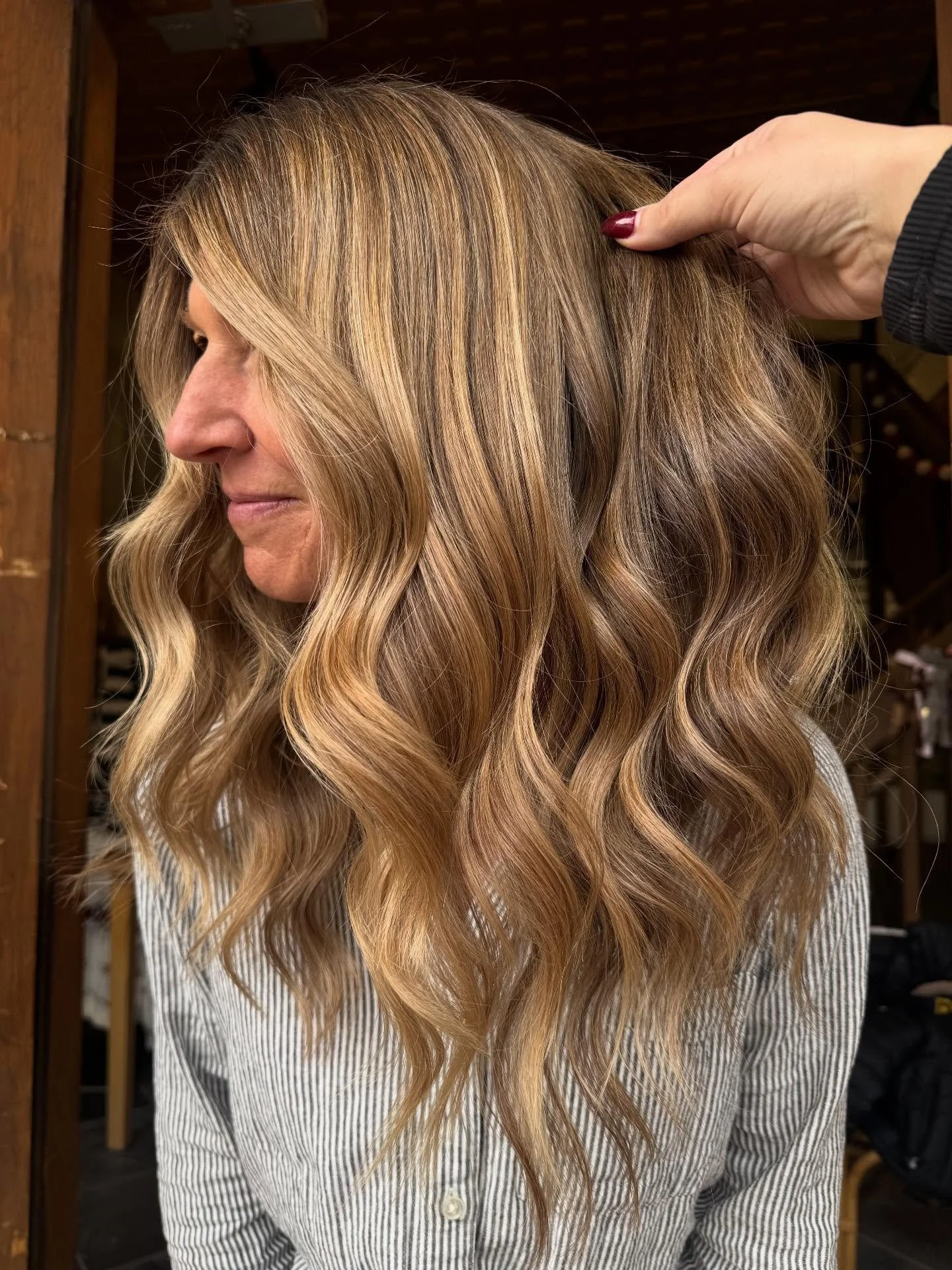 That moment when your hair becomes the inspo pic 🤍

Golden tones, seamless blend, zero effort energy. 💁🏼&zwj;♀️

Save this for your next appointment and bring the vision with you!

#rootsbeautystudio #fortcollinshairsalon #inspopic #balayage