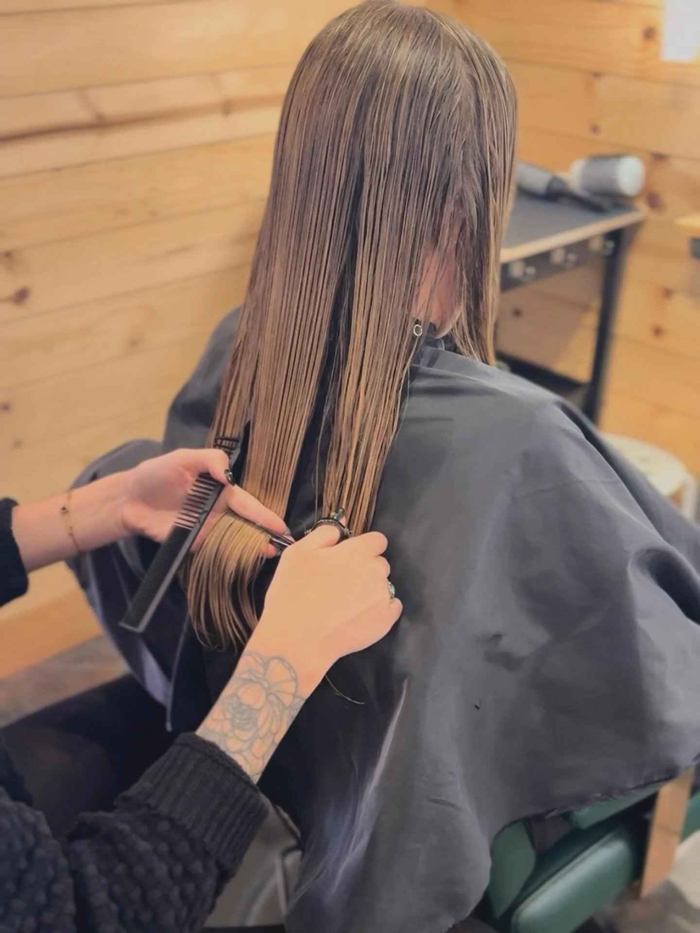 Stylist-Approved Haircare Tips for Lasting Shine ✨✂️

&bull; &ldquo;Use a leave-in conditioner that&rsquo;s right for your hair type. It boosts moisture, manageability and shine, especially between washes and styling.&rdquo; &mdash; @averyrose_roots
