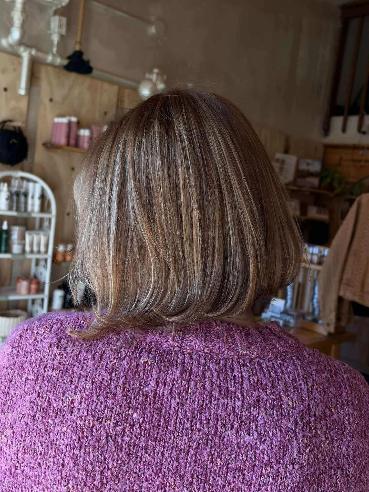 short &amp; sweet❣️just how we like it ✂️

A fresh cut that&rsquo;s easy to love, just in time for Valentine&rsquo;s.
Consider this your sign to do something for you. 😉

Book now 🤍
#rootsbeautystudio #fortcollinshairsalon #shorthaircut #valentines