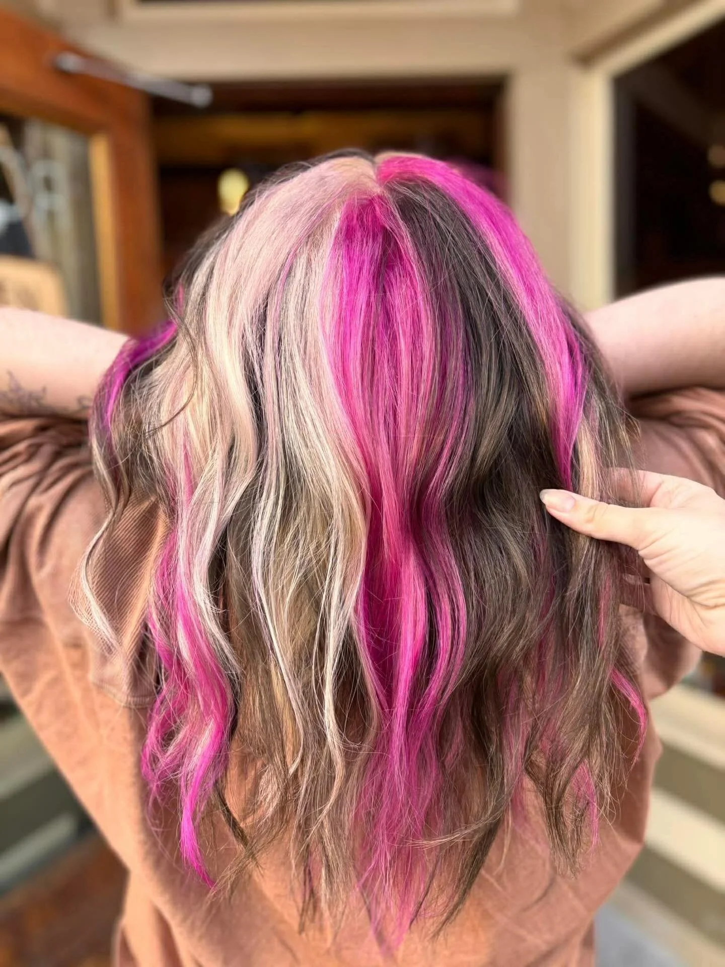 a little neapolitan moment 🍦💗

creamy blonde, rich brunette, and ribbons of pink for the sweetest kind of dimension ✨

#rootsbeautystudio #fortcollinshairsalon #calicohair #icecream
