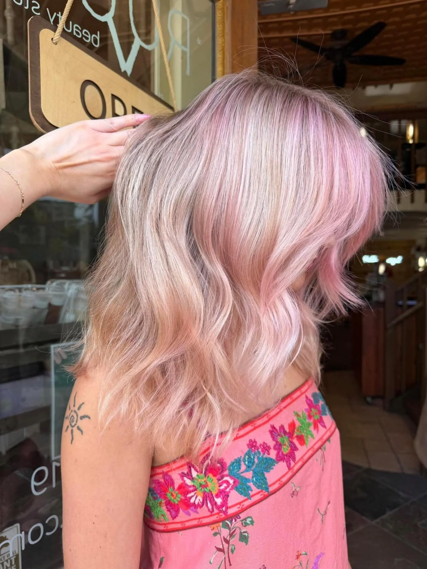 On Wednesdays we wear pink (hair) 💖

#rootsbeautystudio #fortcollinshairsalon #pinkhair #meangirls