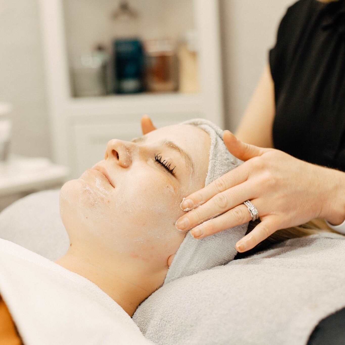 Facials are more than just a pampering treat; they are essential for maintaining healthy, glowing skin. Tailored to your specific skin type and concerns, facials involve a combination of cleansing, exfoliation, extraction, and nourishing masks. Regul