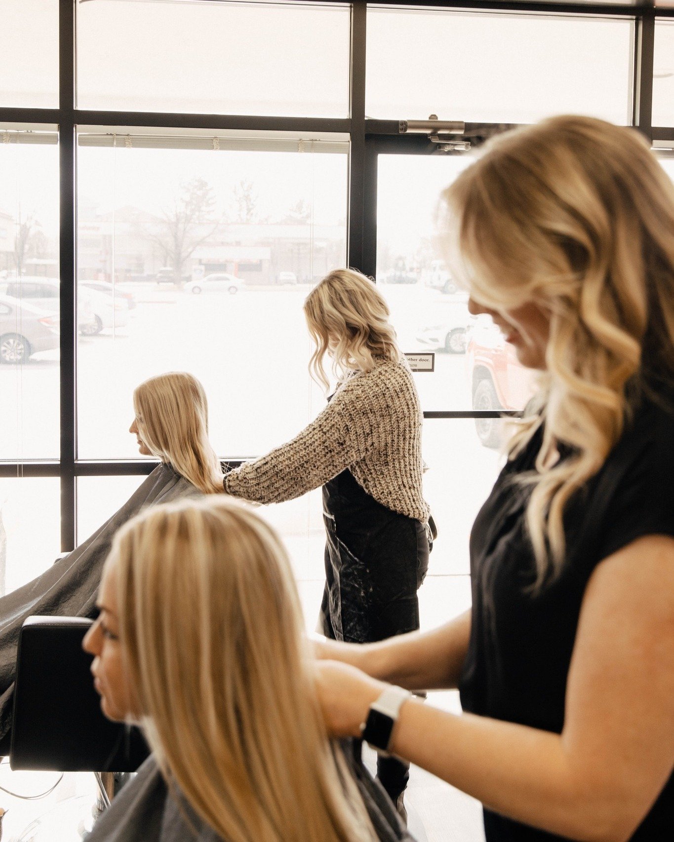 Prepping for hair magic! ✨💇&zwj;♂️ Here's a little guide to ensure you make the most of your visit:

Your Dream Hair Pics: Got some hair goals saved up? Bring 'em along! They're the perfect way for us to catch your vibe.

Dress Comfy but not bulky: 