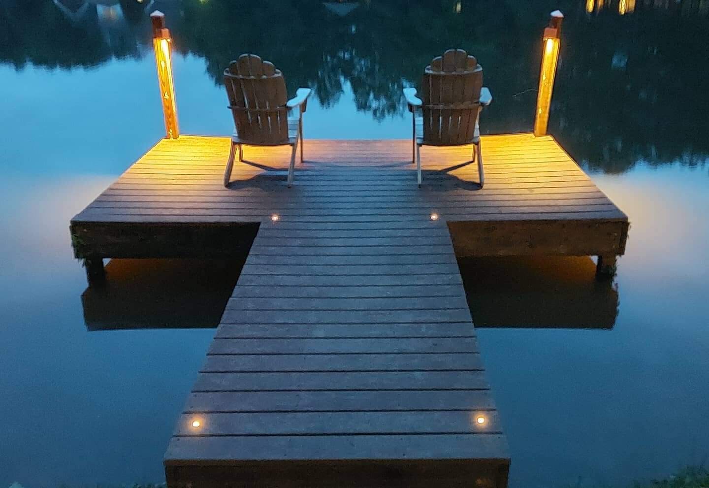 Add a little Glow to your evenings on the water! Loving this cozy dock with just a touch of light for ambiance and safety. Perfect setting to unwind at the end of a long Monday - just bring your favorite beverage and your best friend ✨ Don't wait unt