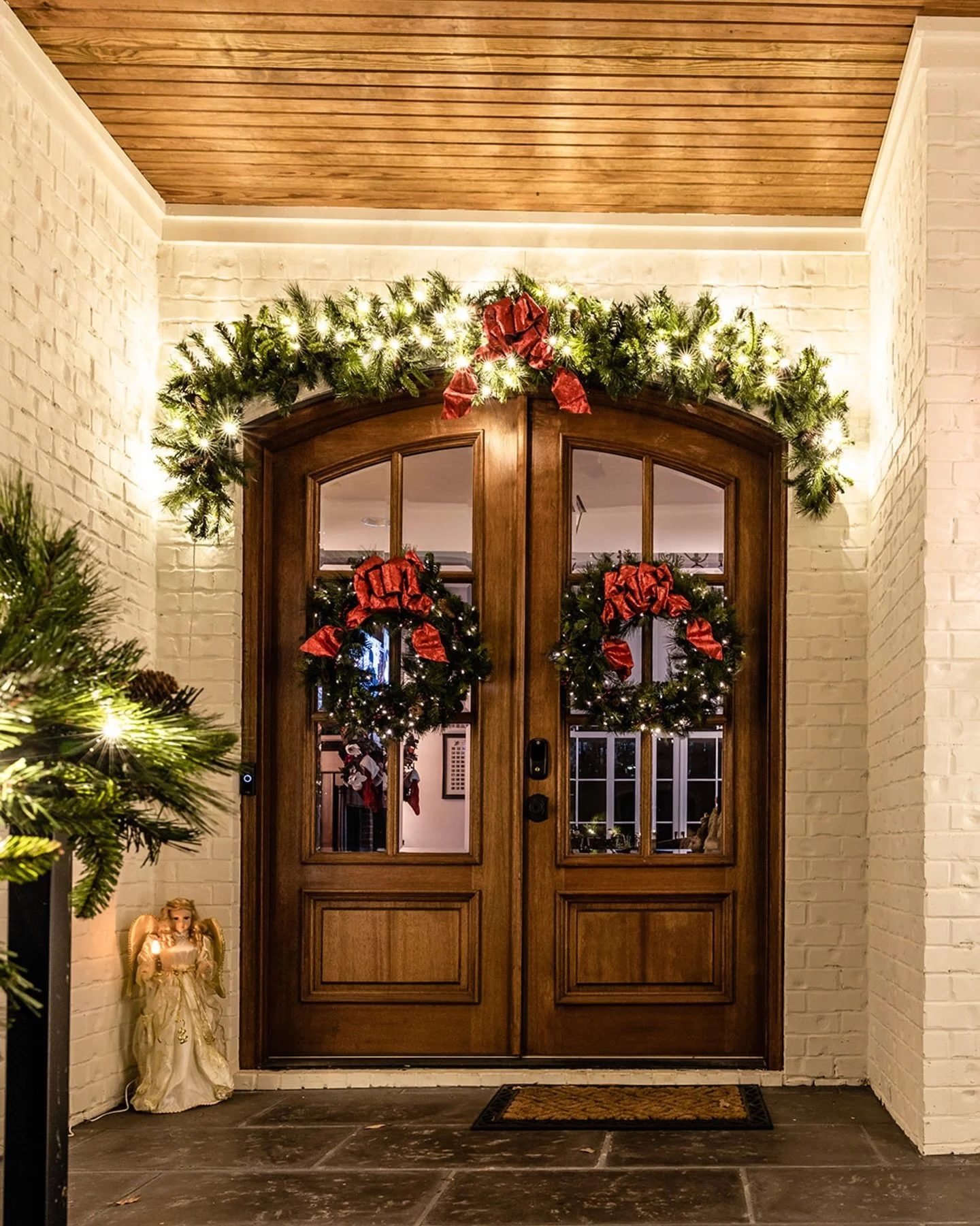 Nothing says holiday magic like coming home to this radiance! 🎁✨

Our team focuses on every detail of your home. 

Spots are filling FAST - don&rsquo;t wait! 🚨

📍 Serving Auburn, Opelika, Montgomery, Lake Martin &amp; Columbus
📞 Reserve your holi
