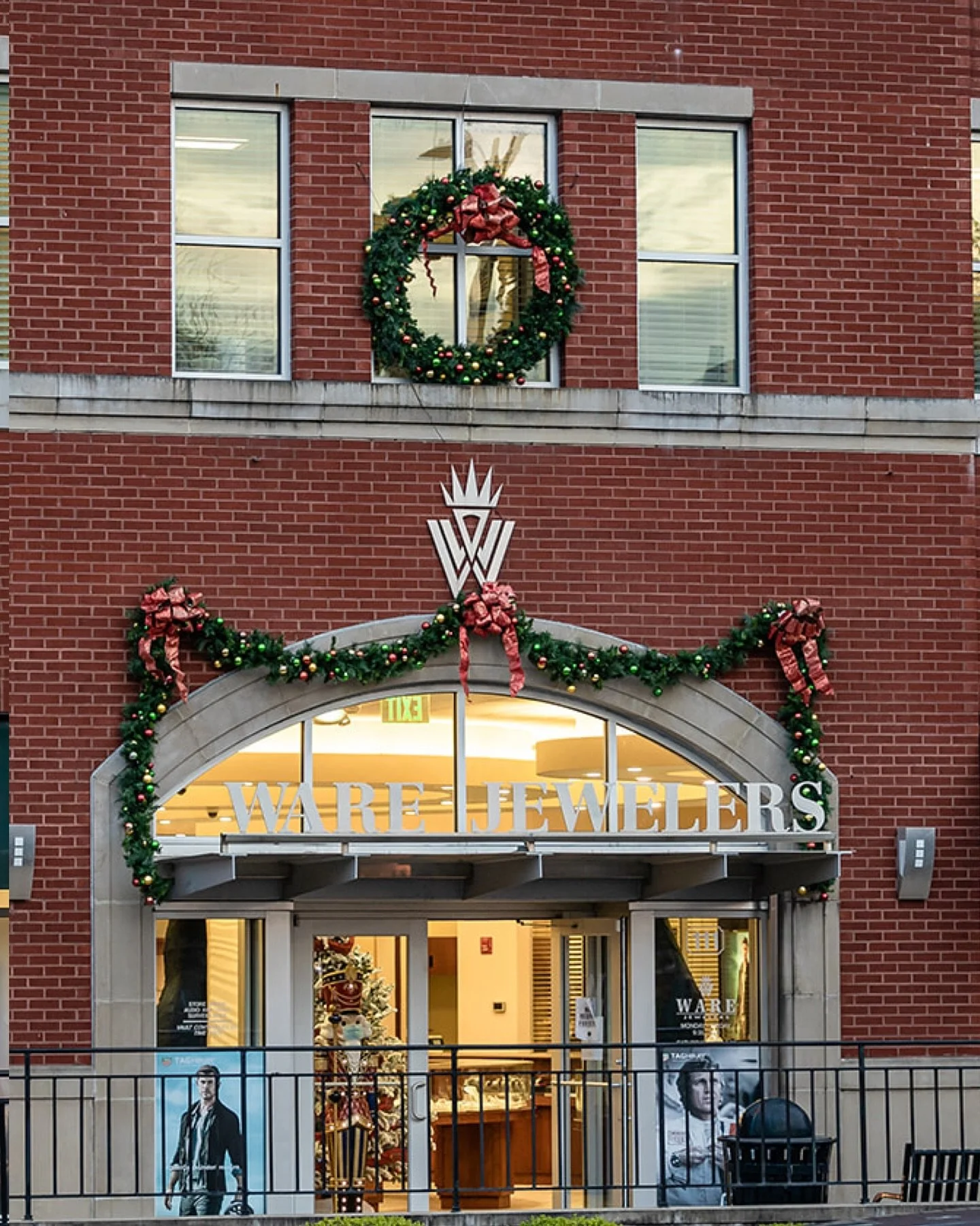 It wouldn&rsquo;t feel like Christmas in downtown Auburn without Ware Jewelers shining bright✨

A true Auburn holiday tradition🎄