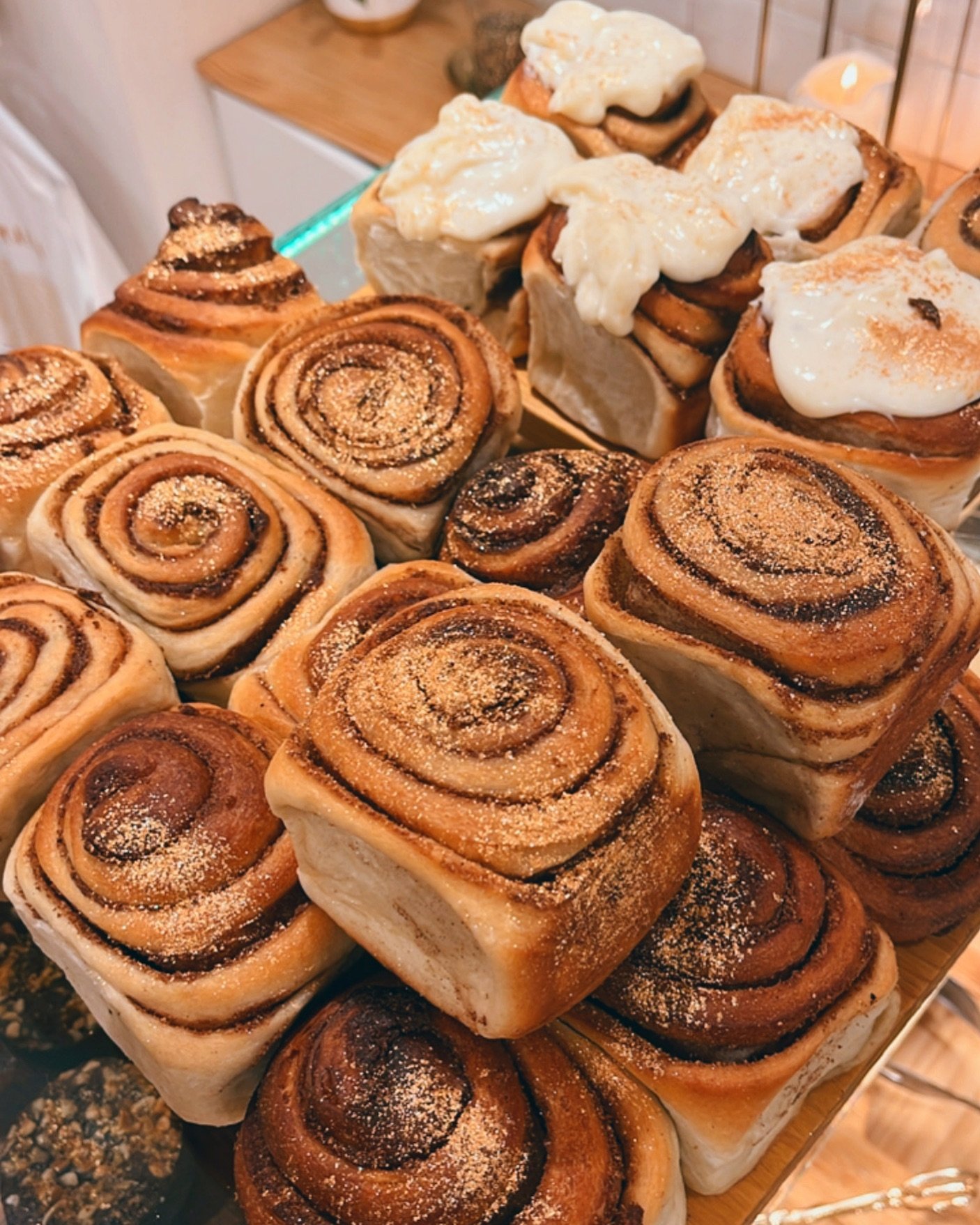 Our fluffy, warm, cinnamon buns 🤩 

Baked fresh every morning, when we sell out, that&rsquo;s it for the day. Choose to enjoy it with cream cheese icing or without, pairs wonderfully with your beverage of choice 🤤 

Els nostres cinnamon buns, c&agr