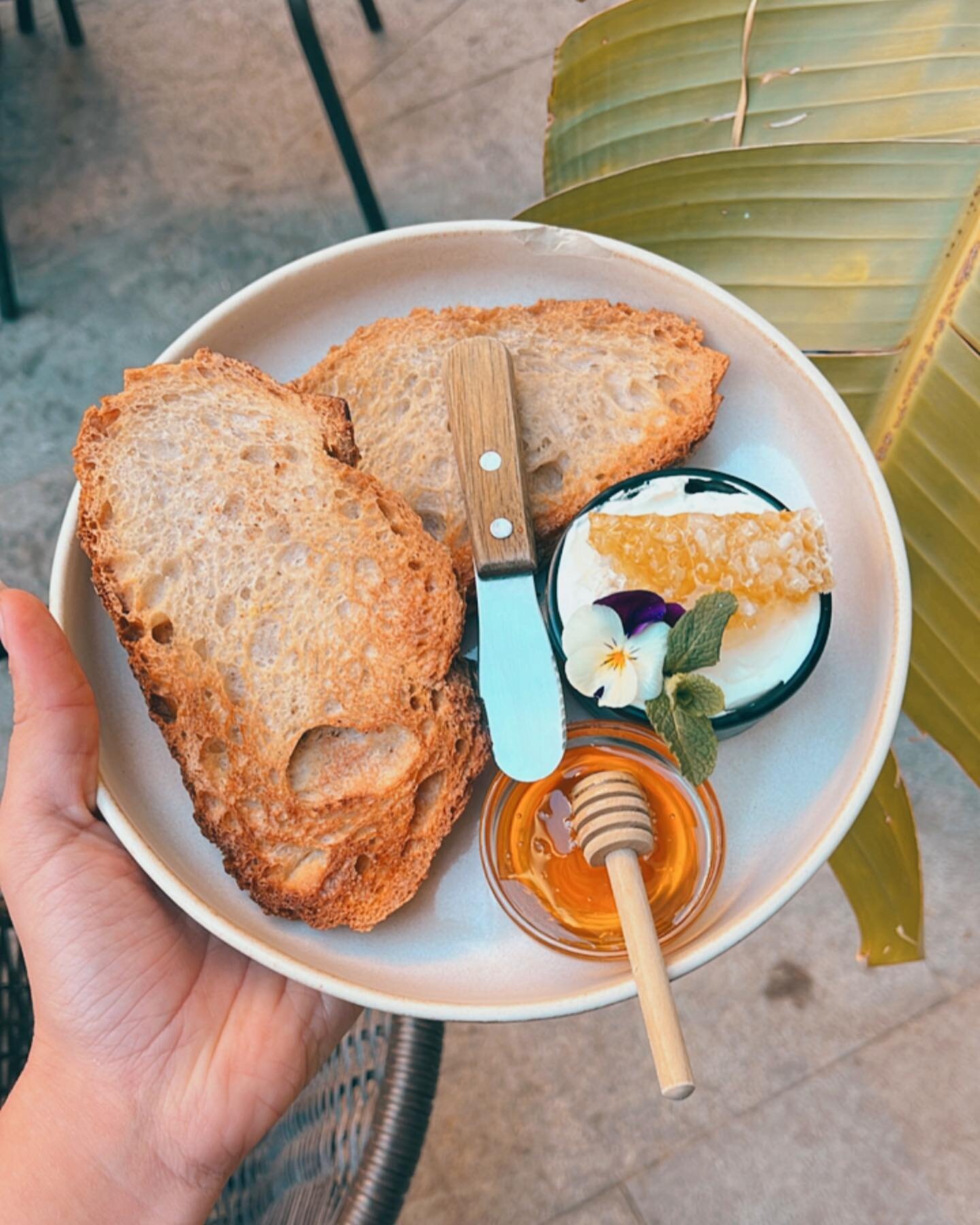 Our Bee Keeper Toast 🐝 

Two slices of toasted sourdough bread, mascarpone, a nice chunk of honey comb and some to drizzle on the side. Smooth, sweet, and here to stay 🤤
.
.
.

#lafabrica #lafabricagirona #girona #gironamenamora #thirdwavecoffee #c