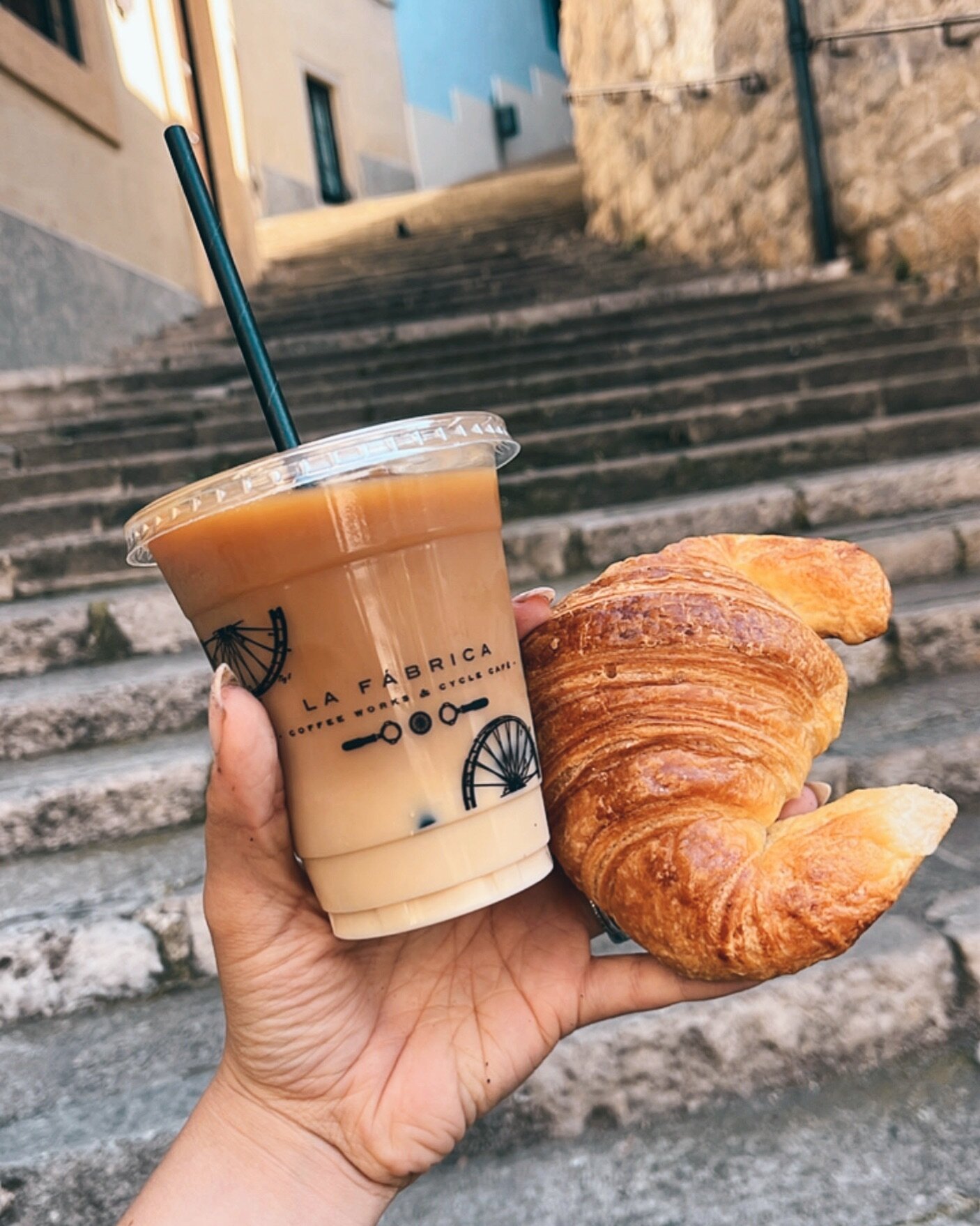 Grab a coffee and enjoy Girona by foot. It&rsquo;s the perfect walking city. All of our coffees can be made to go and you can take us wherever you need 🤩 

Preneu un caf&egrave; i gaudiu de Girona a peu. &Eacute;s la ciutat perfecta per caminar. Tot