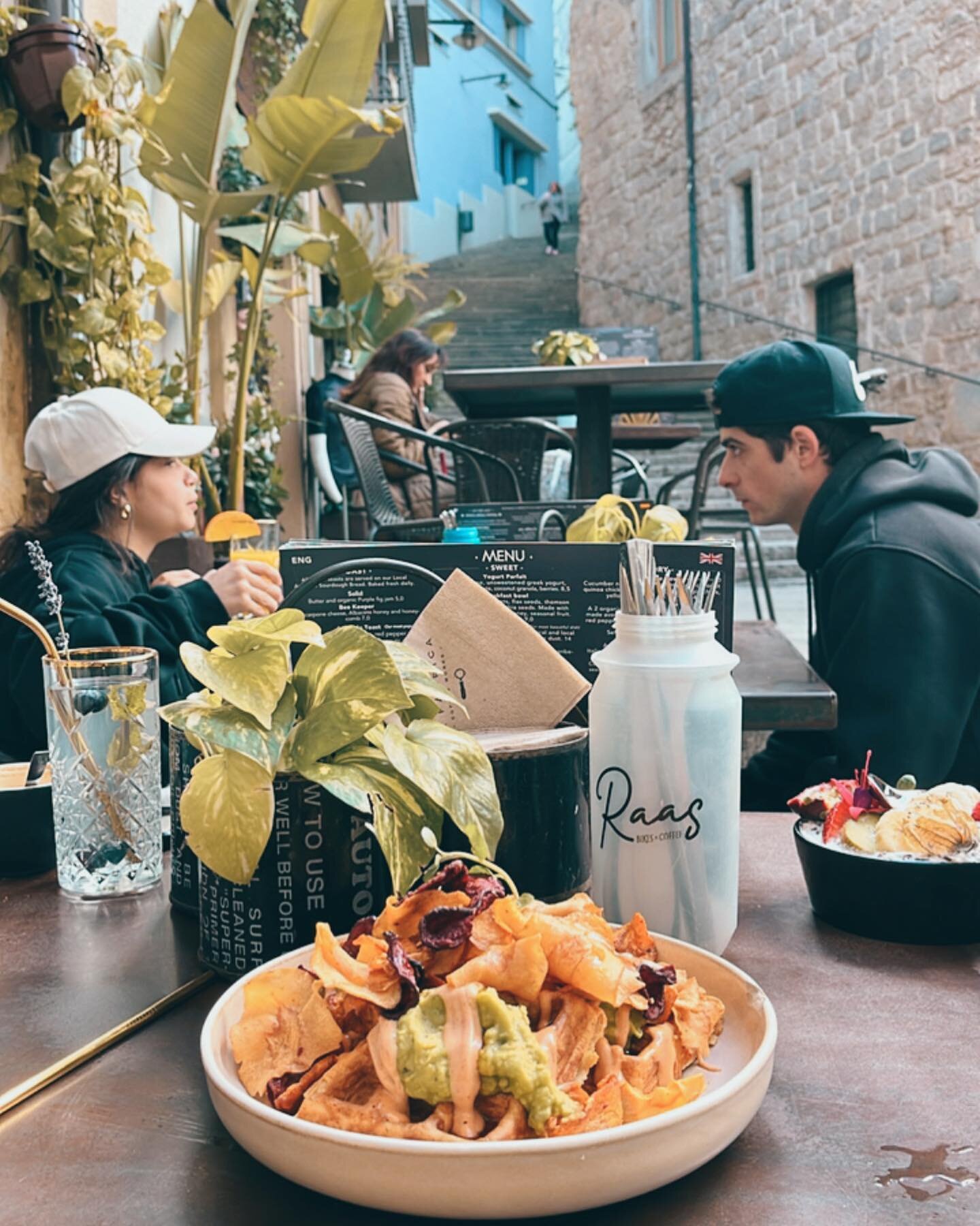 This waffle is ready for it&rsquo;s close up 🤩 

This is our Fully Loaded, with cheese baked INTO the waffle batter. Avocado, bbq mayo, veggie chips and a drizzle of chocolate syrup are all a part of the package. 

Cut into four, perfect for sharing