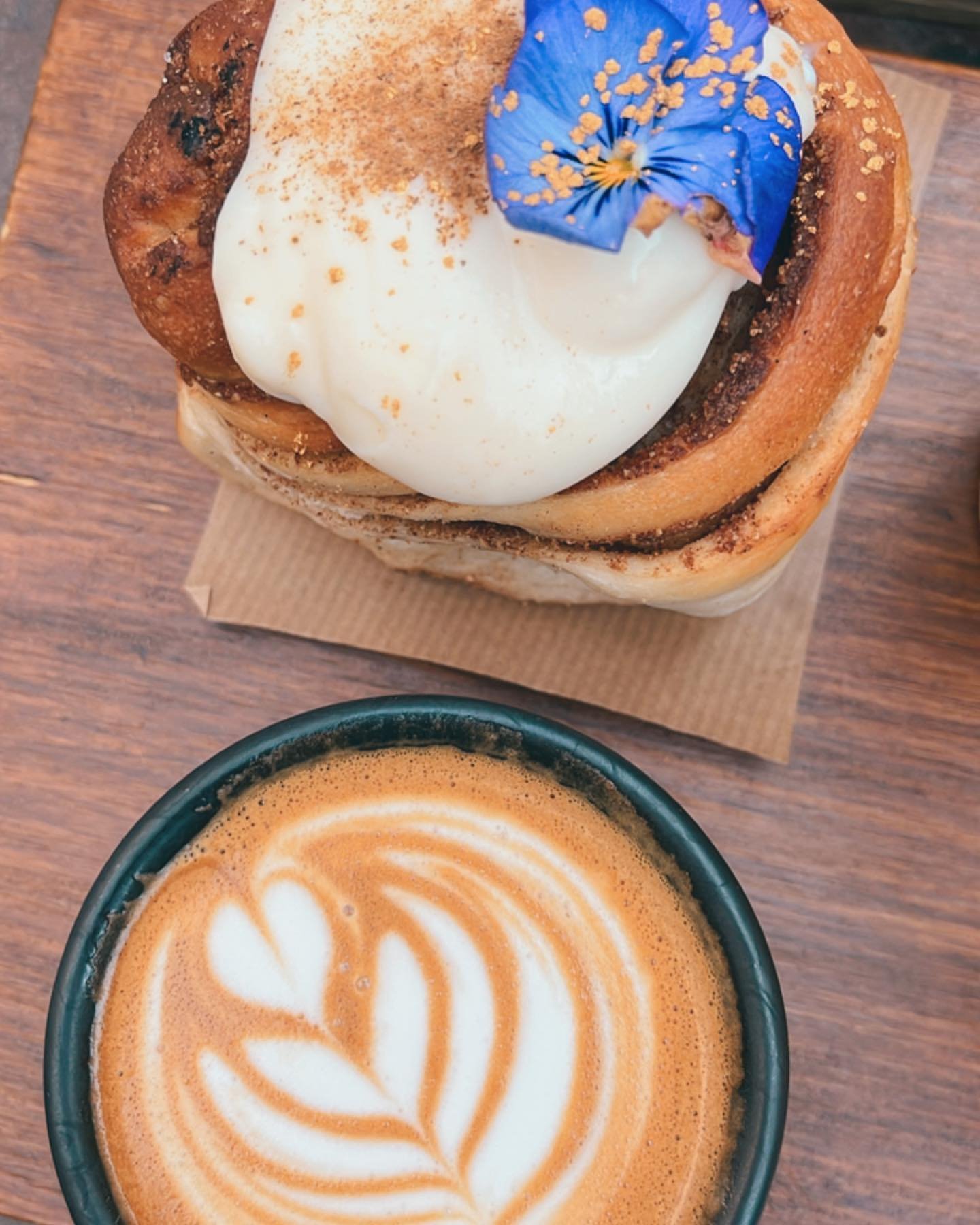 One more day until the weekend!
It&rsquo;s Friday and we like to celebrate, so today we will choose a cinnamon bun, lots of frosting and a strong coffee. 🤩 

Un dia m&eacute;s fins al cap de setmana!
&Eacute;s divendres i ens agrada celebrar-ho, aix