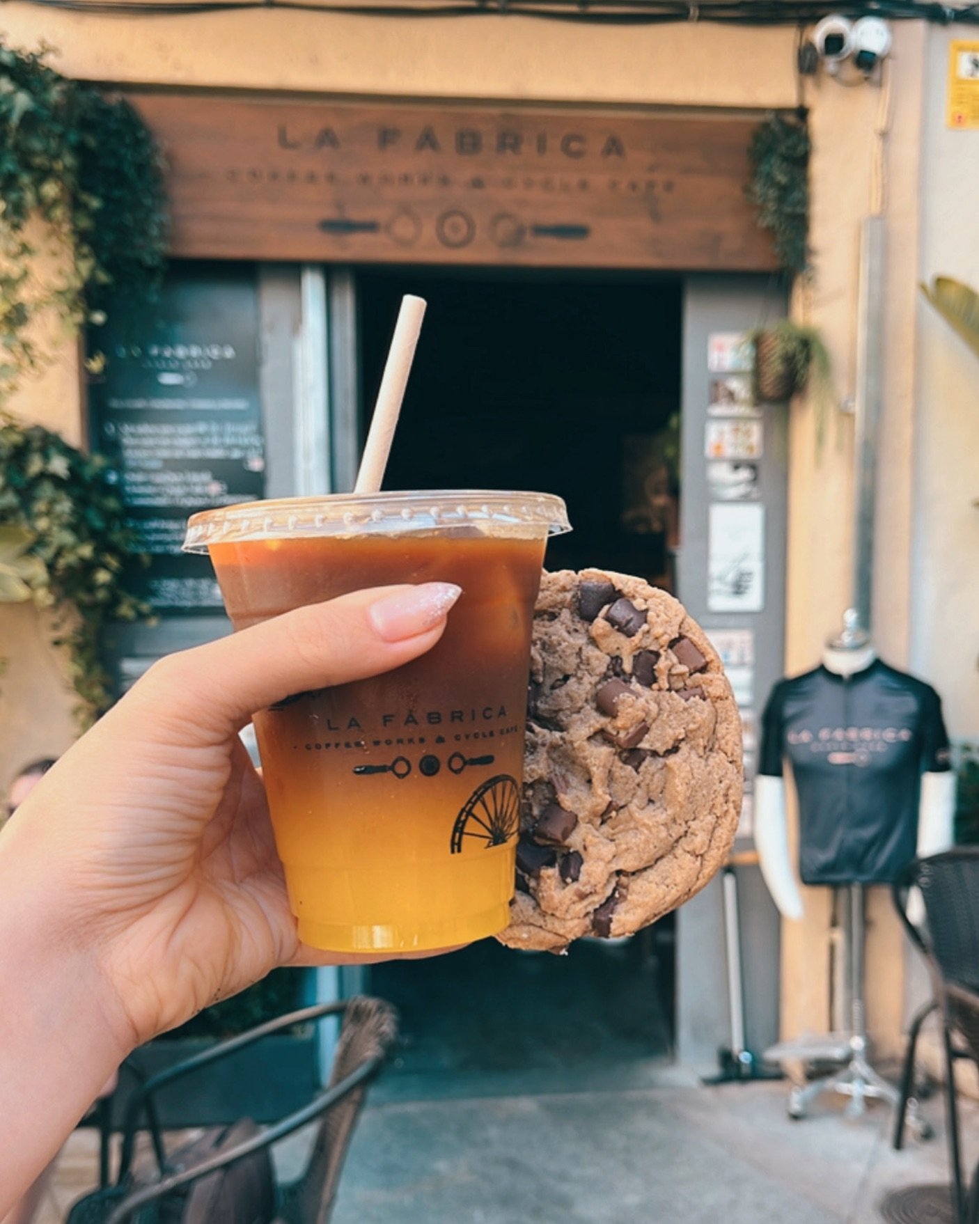 Take us with you wherever you go 🙏 

This is our Orange Brew coffee (fresh squeezed orange juice and a double shot of espresso) paired with our chocolate chunk cookie. 

What a lovely pair. 

Porta&rsquo;ns amb tu all&agrave; on vagis 🙏

Aquest &ea