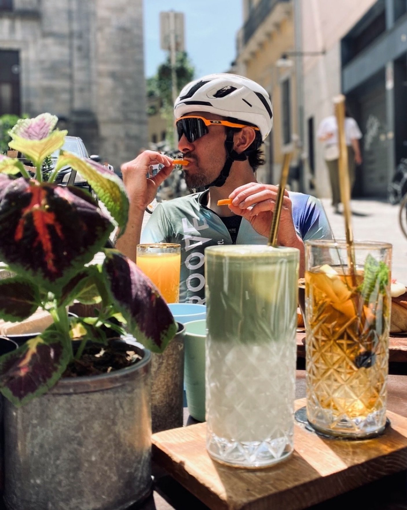 Happy Monday! What did you do on your weekend? We were lucky enough to have perfect weather, see our friends and spend a few hours wandering around Girona enjoying the Temps de Flors display 🌺 - pictured here is our iced matcha and iced tea 🤩

Feli