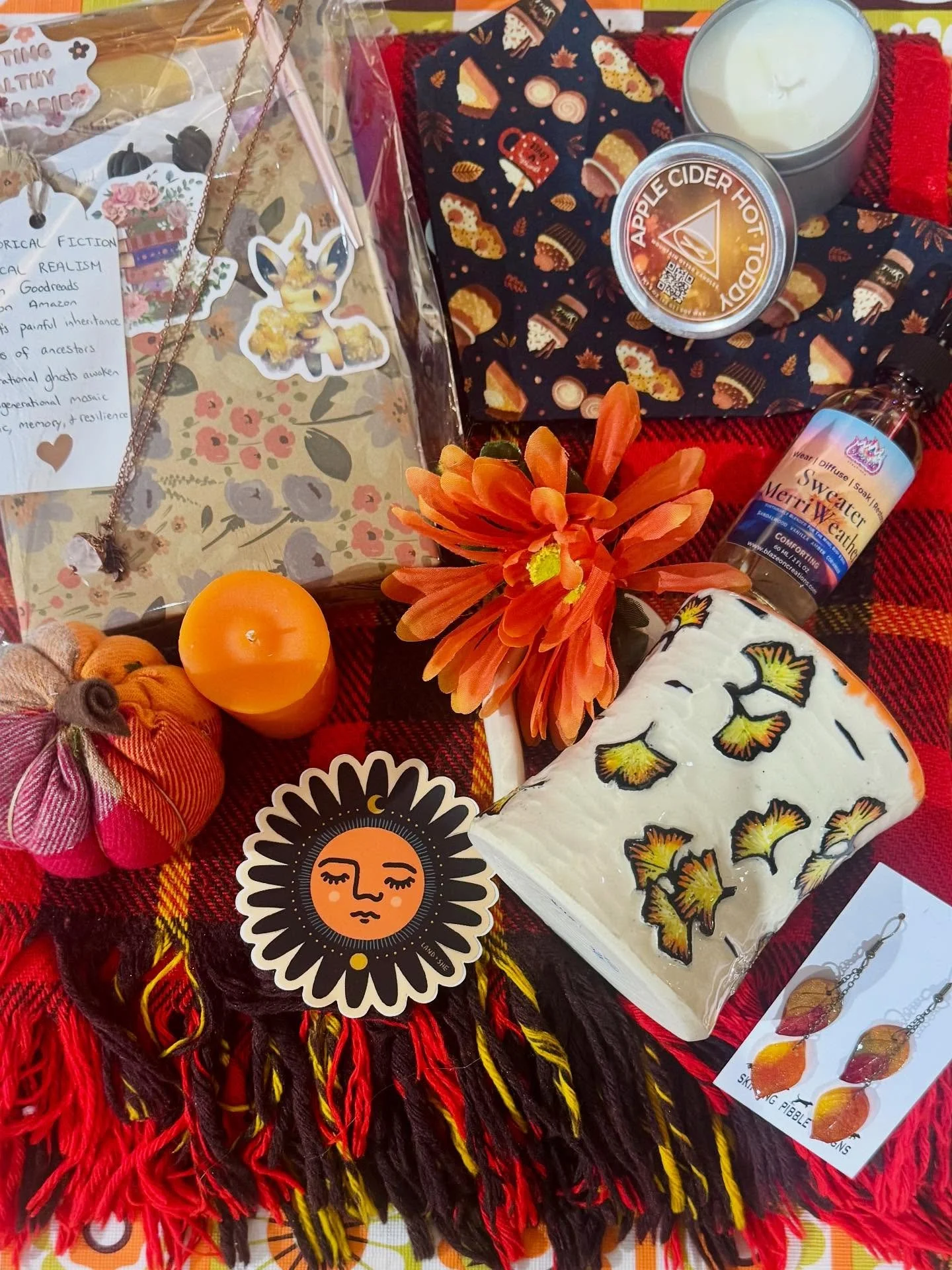 This weather is making us want to cozy up with our favorite pop up finds 🍁

@retr0_st0p vintage wool flannel
@mountainottercandles apple cider hot toddy candle
@practicalpeaces flannel pumpkin
@deangelisceramics ginkgo ceramic mug
@attunement.ritual