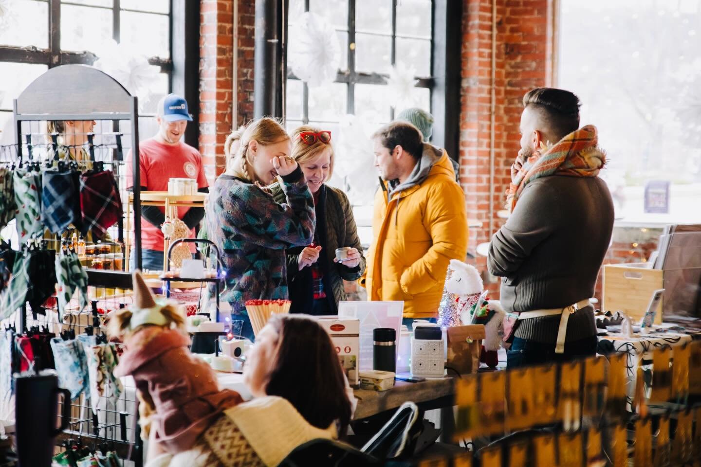 Swing by the Holiday Pop Up Shop tonight for our 𝗔𝗿𝘁𝗶𝘀𝘁 𝗠𝗲𝗲𝘁 &amp; 𝗚𝗿𝗲𝗲𝘁. Enjoy light refreshments and connect with our artists, makers, and vintage collectors 👩&zwj;❤️&zwj;👨👨&zwj;❤️&zwj;👨

𝗪𝗛𝗘𝗡
𝗔𝗿𝘁𝗶𝘀𝘁 𝗠𝗲𝗲𝘁 &amp; 𝗚𝗿