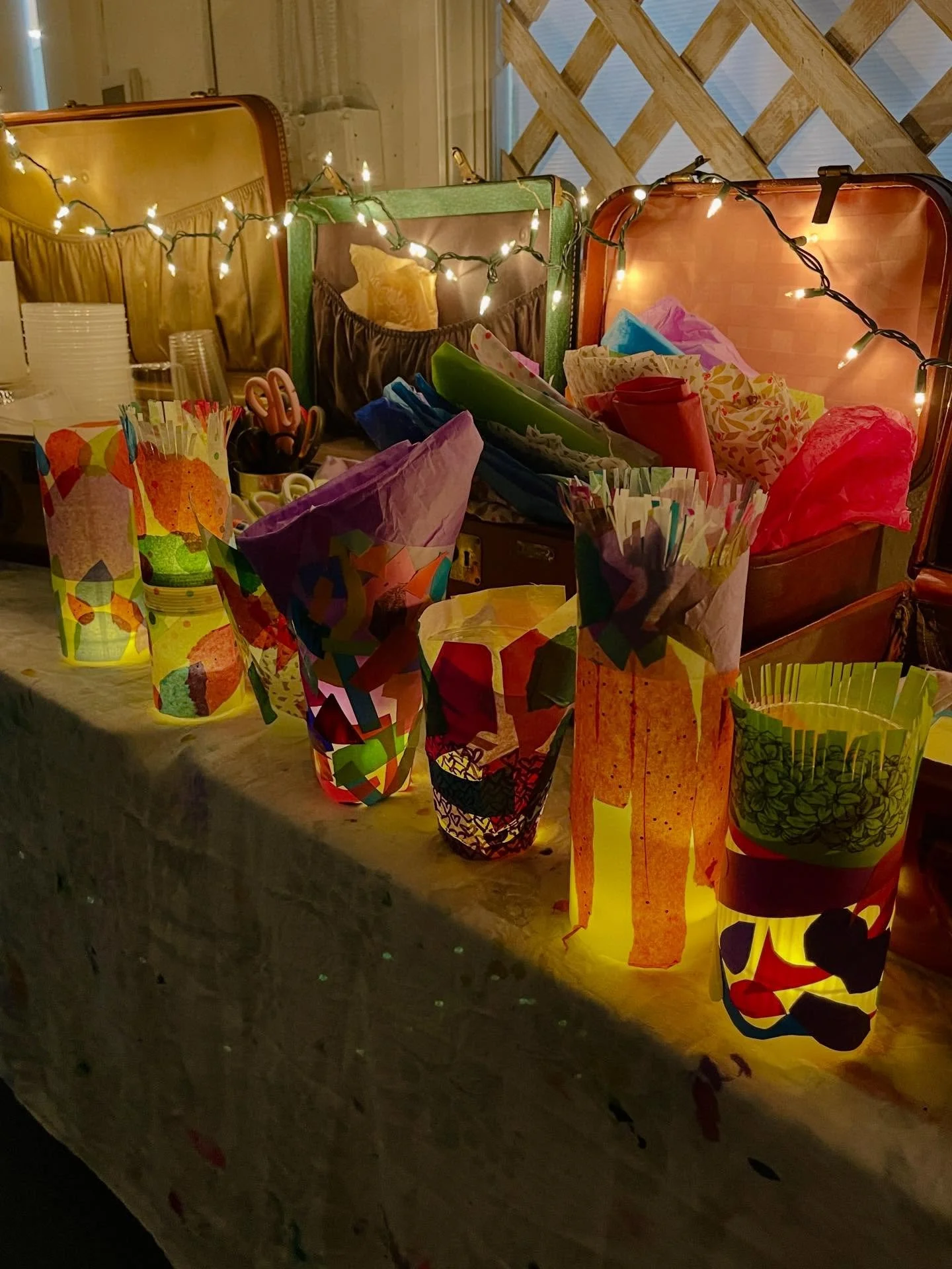 Let&rsquo;s make art together! Take time during the busy holiday season to make something of your very own! Tag a friend for an evening of creative fun at the 𝗛𝗼𝗹𝗶𝗱𝗮𝘆 𝗣𝗼𝗽 𝗨𝗽 𝗦𝗵𝗼𝗽💫

𝗛𝗼𝗹𝗶𝗱𝗮𝘆 𝗟𝘂𝗺𝗶𝗻𝗮𝗿𝘆
with @mirandawildman