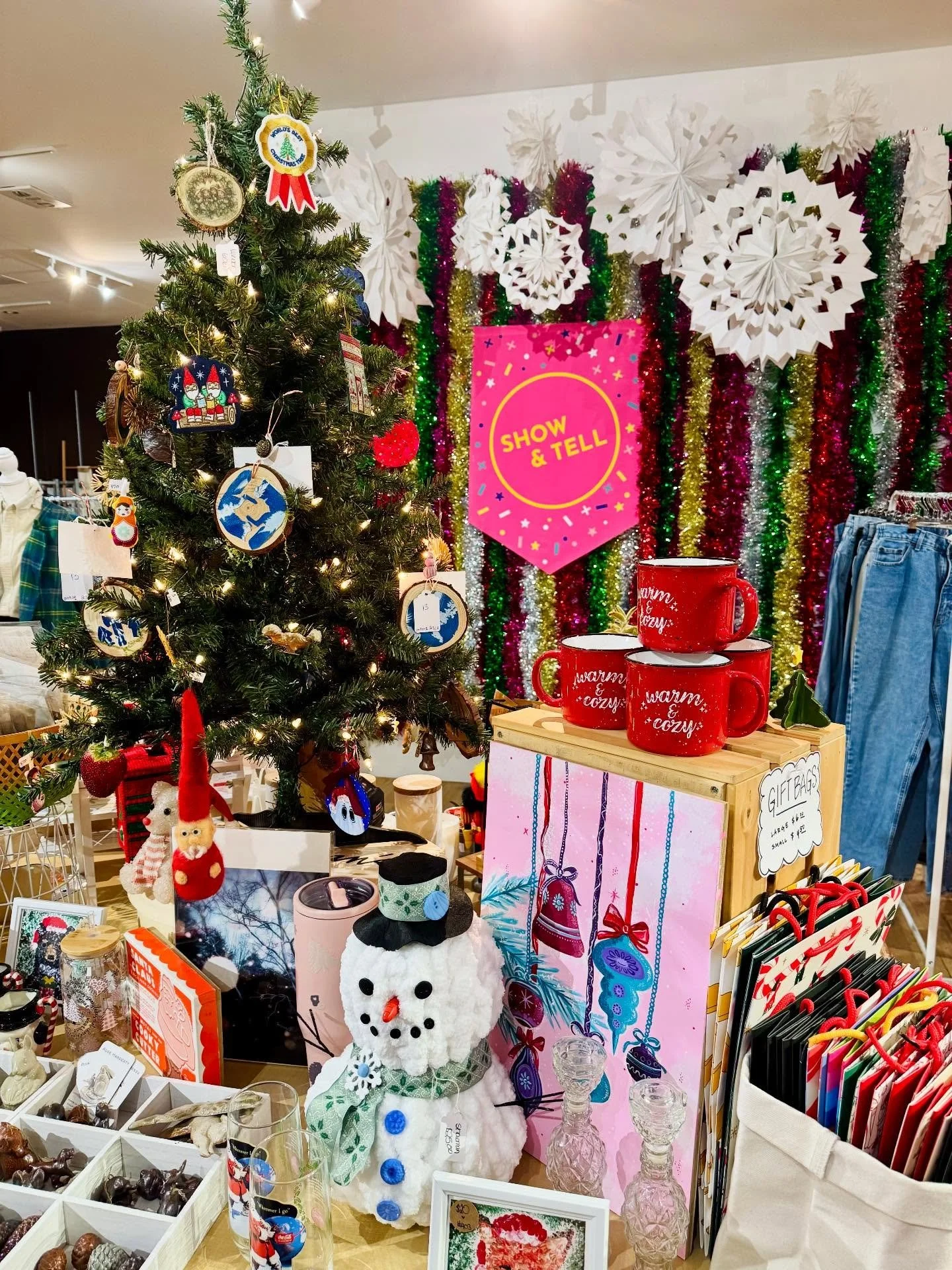 Last minute shopping is on! Stop in at the 𝗛𝗼𝗹𝗶𝗱𝗮𝘆 𝗣𝗼𝗽 𝗨𝗽 𝗦𝗵𝗼𝗽 to pick up a few more gifts&hellip;and make those last minutes count 🎁🎁🎁

𝗪𝗛𝗘𝗡
We&rsquo;re open today, 12/24 from 10am to 6pm!

𝗪𝗛𝗘𝗥𝗘
Asheville Mall
3 S Tunnel