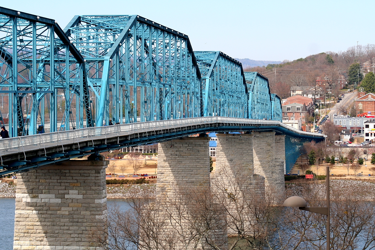 walnut street bridge at coolidge park