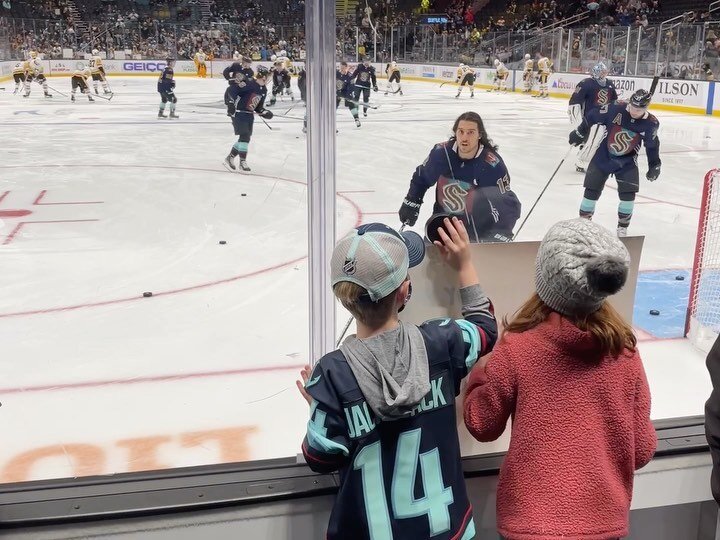 @brandontanev loved the sign we made and said Happy Birthday to Peyton Kraken style during warmups. Also just about knocked Jack&rsquo;s hat off of his head in the process. 😂 &thinsp;Go get &lsquo;em TURBO!!! #letsgokraken 
&thinsp;
#seakraken #seat