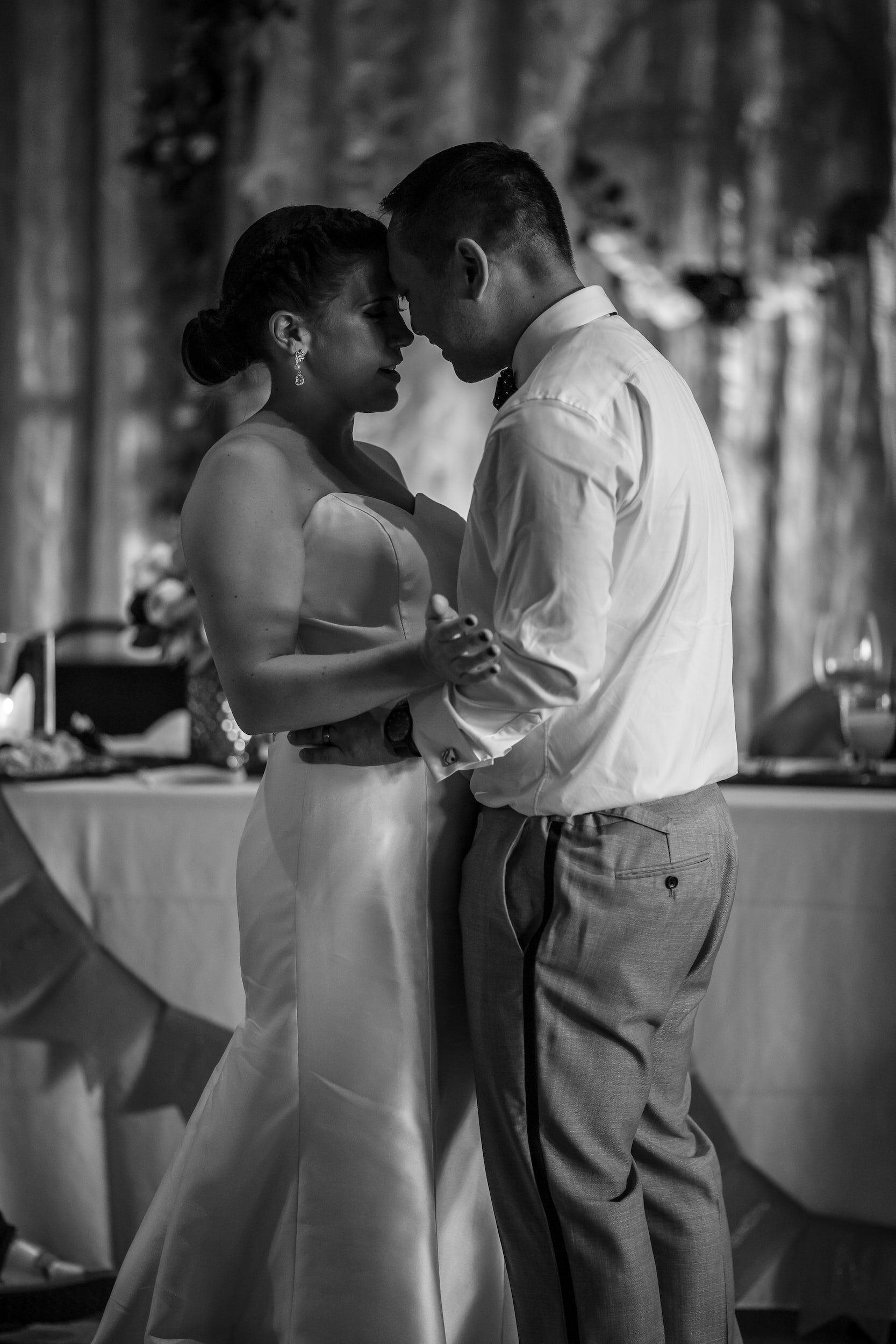 Couple dancing first dance choreography I Wedding Planning I Wedding Dance Choreography I Chicago, IL 60646
