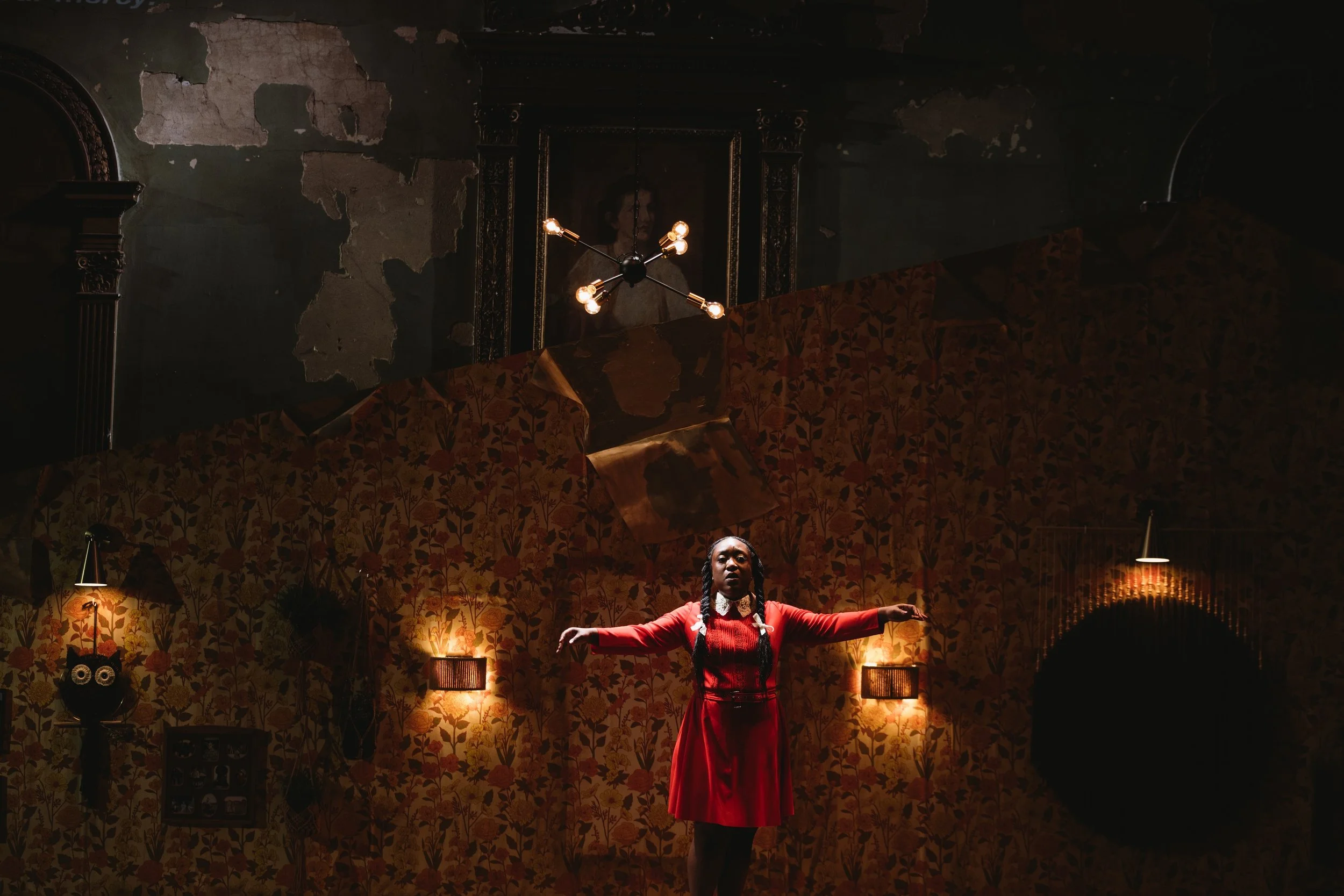 Salome singing mournfully with arms outstretched.jpg