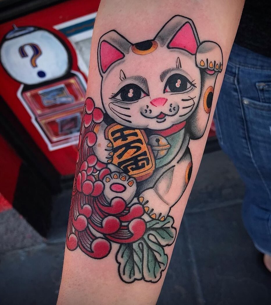 Maneki Neko done by Joey Anderson 🧧

😸For appointments, please DM @joeyanderson_tattoo directly #walkinswelcome #joeyandersontattoos 😸

.
.
.
.
.
#lastchancetattoo #lasvegas #lasvegastattooers #lasvegastattooartist #lasvegastattooshop #lasvegasloc