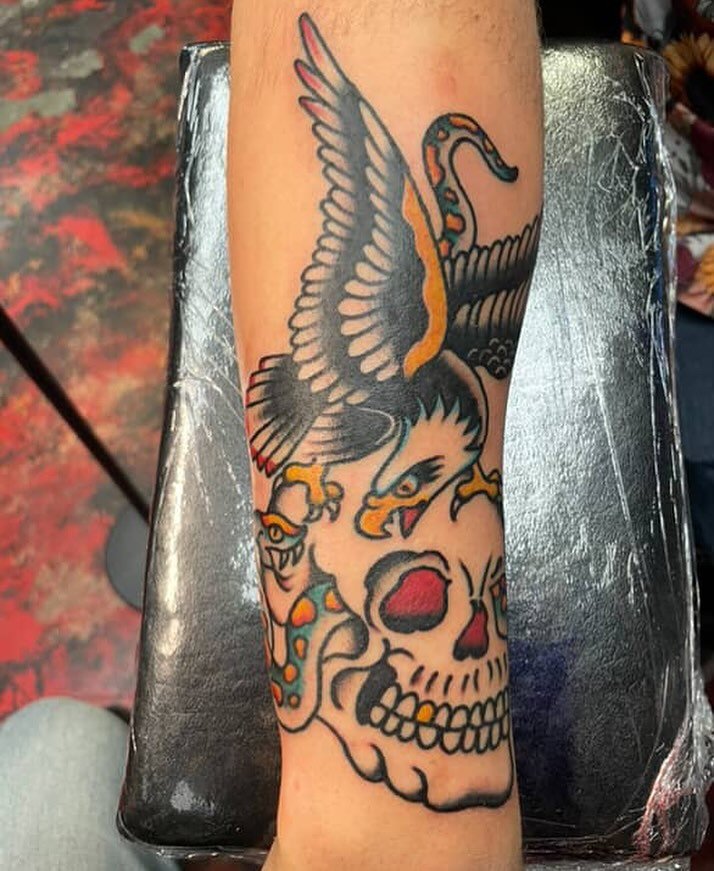 Ye old tradish banger done by Tanner Paige 🦅
For appointments, please DM @tattooingbytanner  directly 

#walkinswelcome #tannerpaigetattoos 

.
.
.
.
.
#lastchancetattoo #lasvegas #lasvegastattooers #lasvegastattooartist #lasvegastattooshop #lasvega